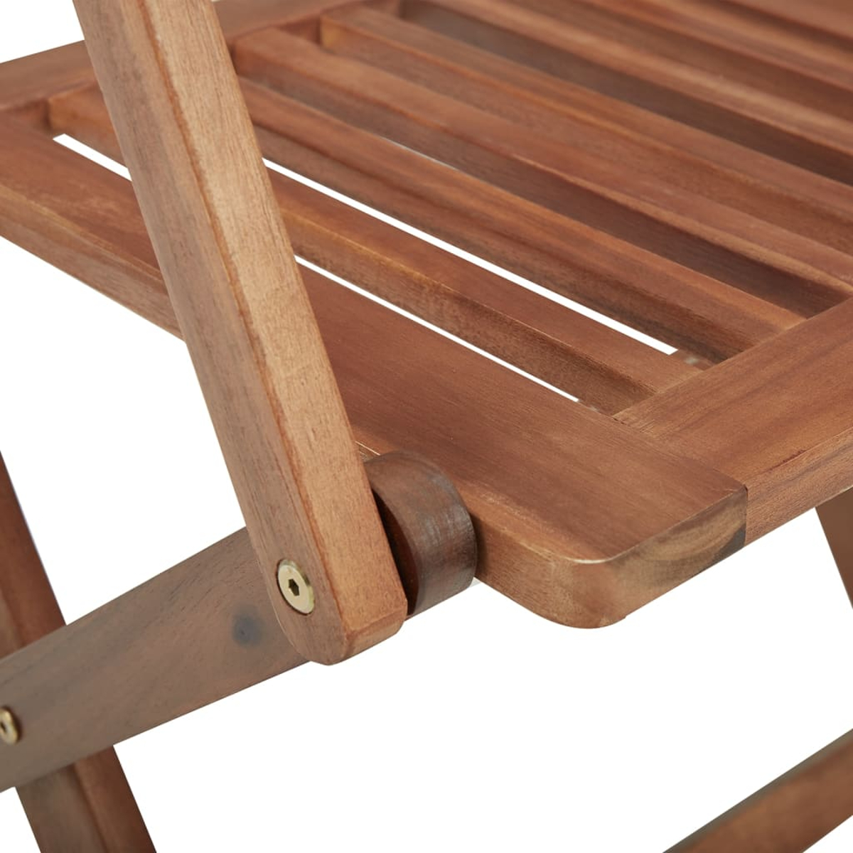 Nahaufnahme einer Holzliege mit Lamellen und Gelenken aus braunem Holz.