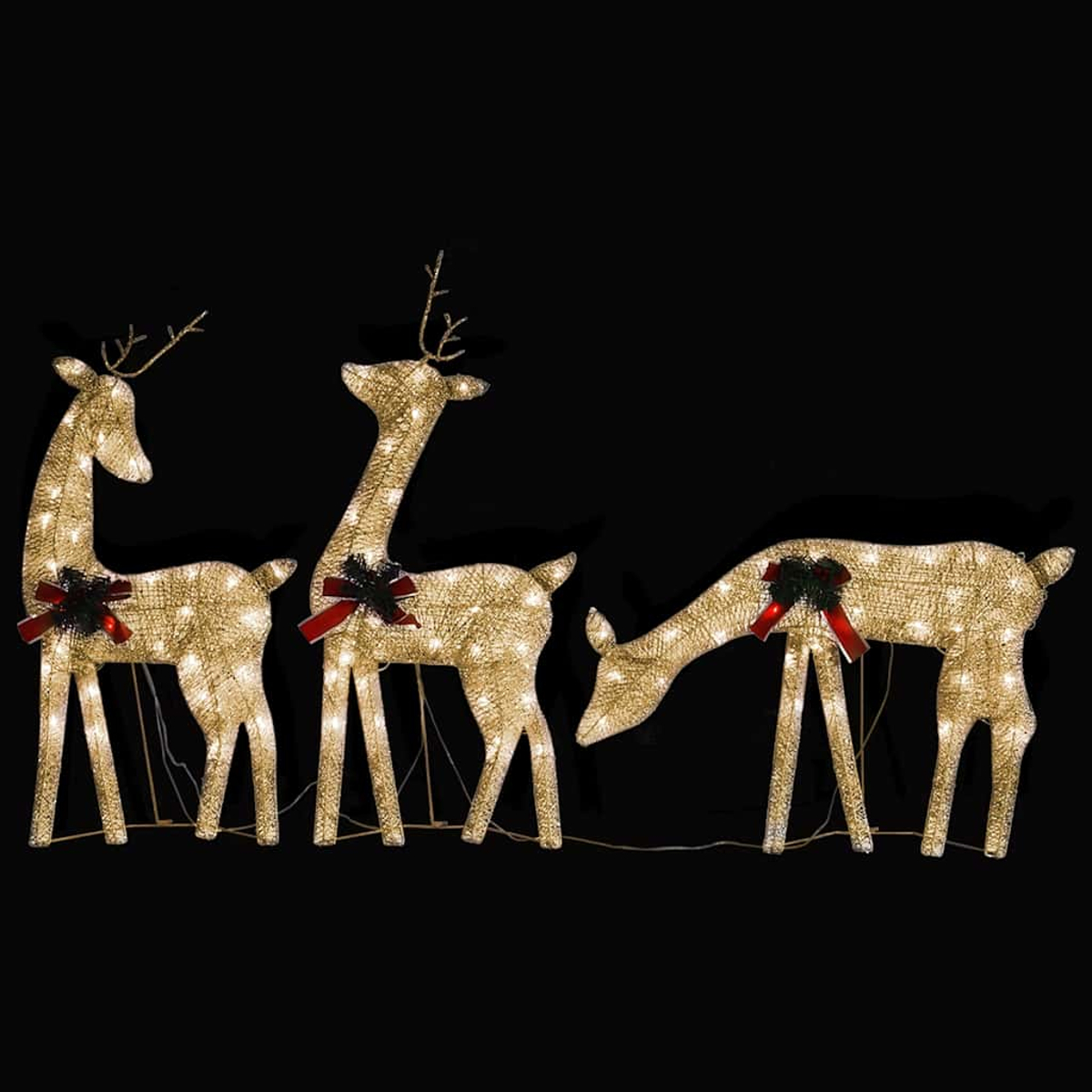 Drei beleuchtete Rentierfiguren mit roten Schleifen und Tannenzweigen auf schwarzem Hintergrund.