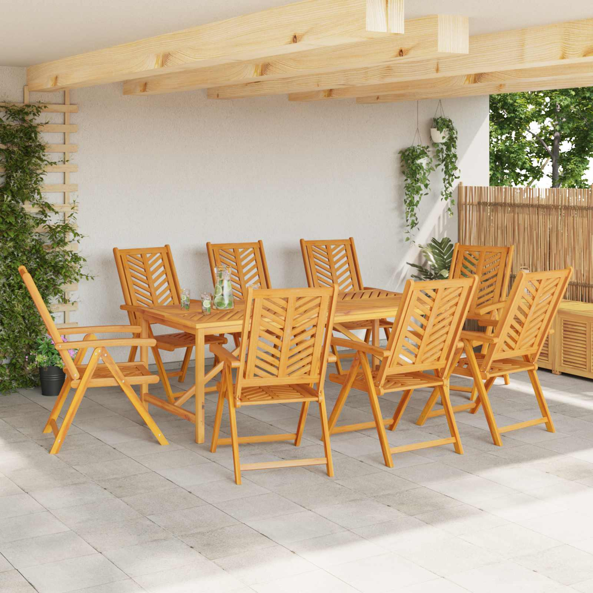 Ein Holztisch und acht Stühle stehen unter einem Dach auf einer Terrasse.