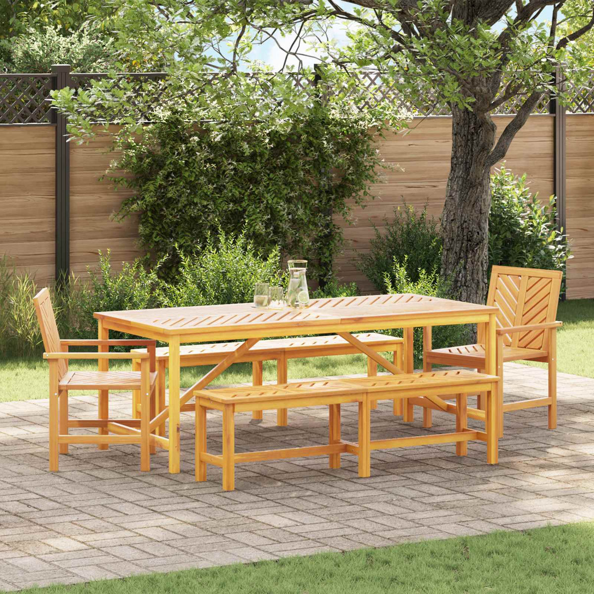 Ein hölzerner Gartentisch mit Bänken und Stühlen steht auf einer Terrasse.