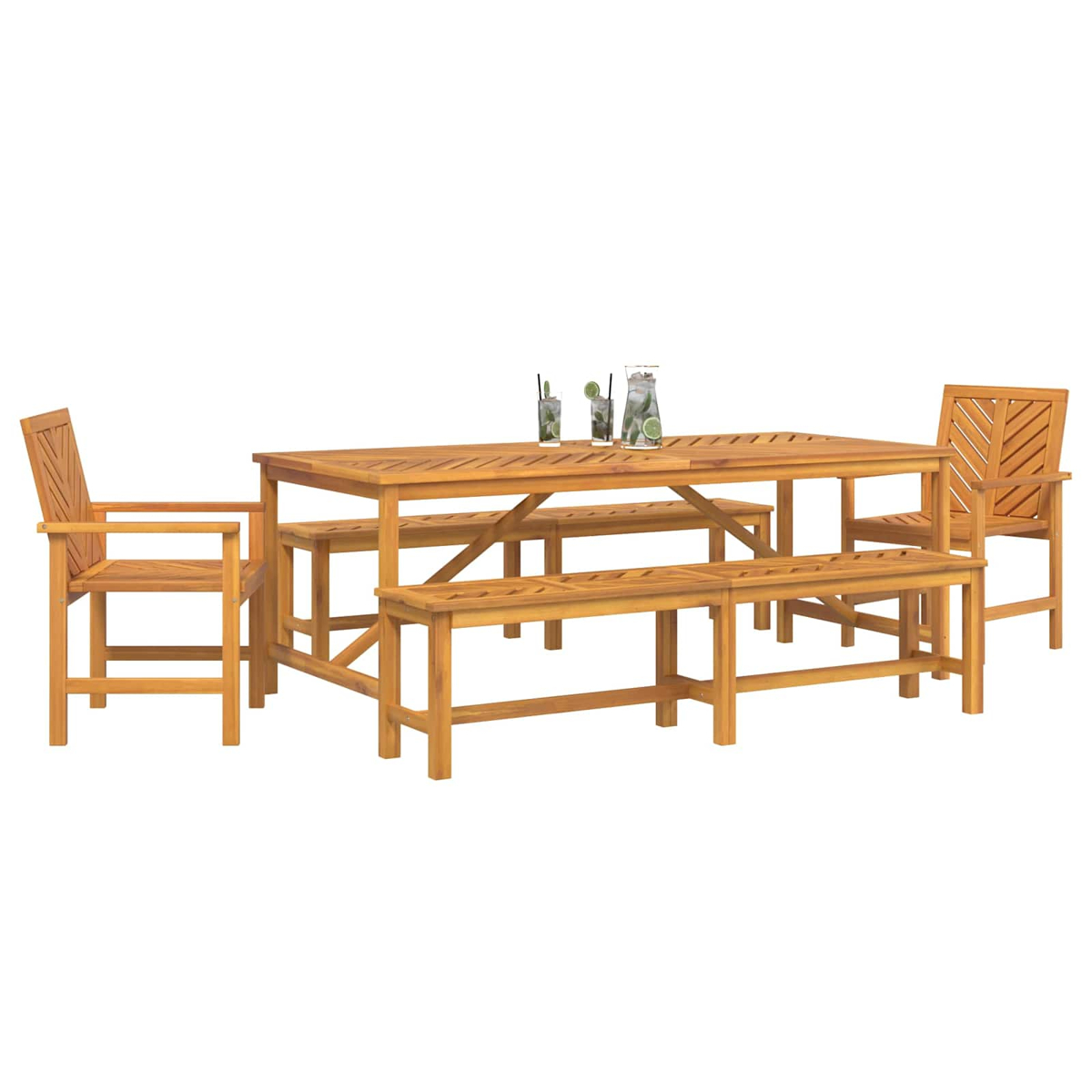 Ein Holztisch mit zwei Bänken und zwei Stühlen, mit Getränken darauf.