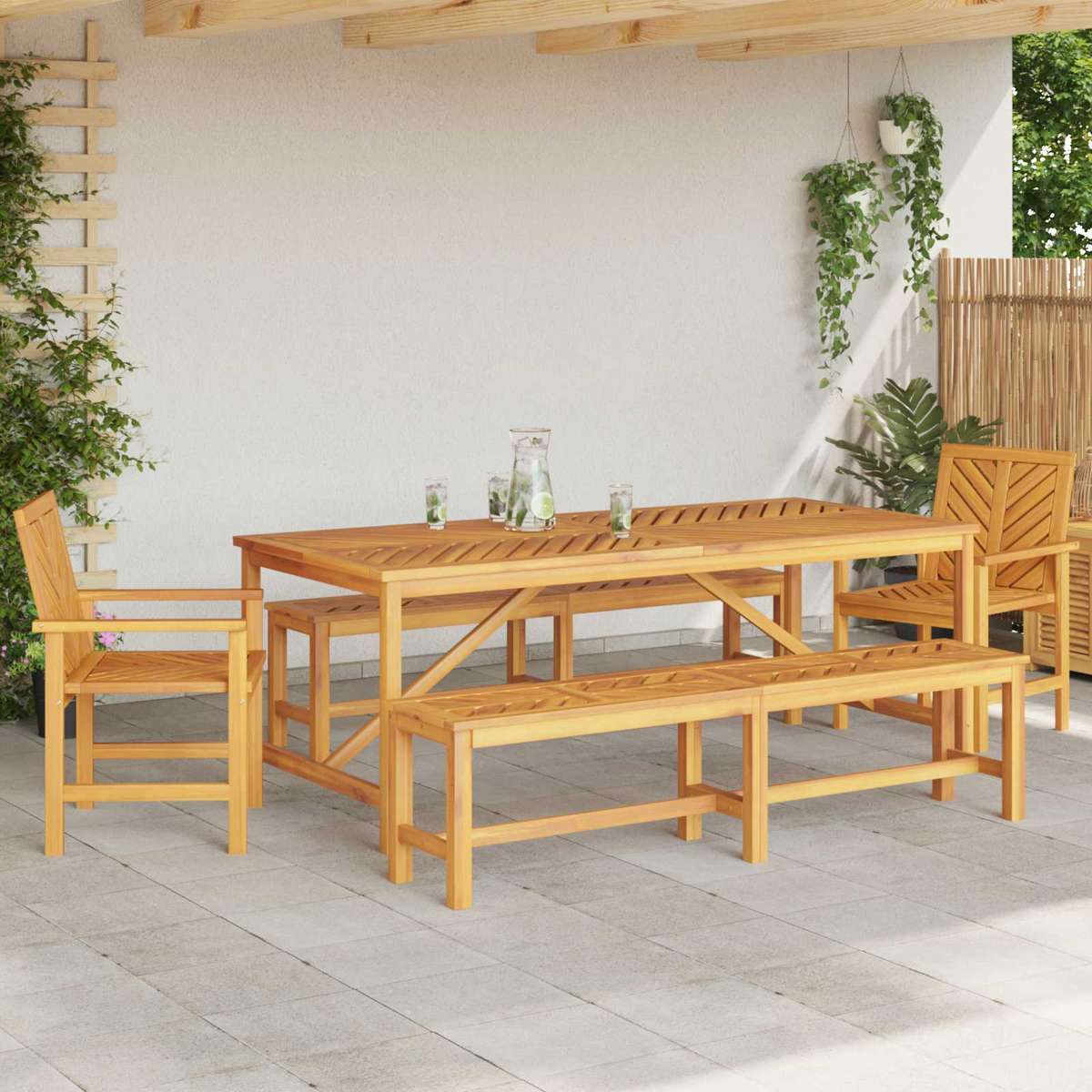Ein hölzerner Gartentisch mit Bänken und Gläsern auf einer gefliesten Terrasse.