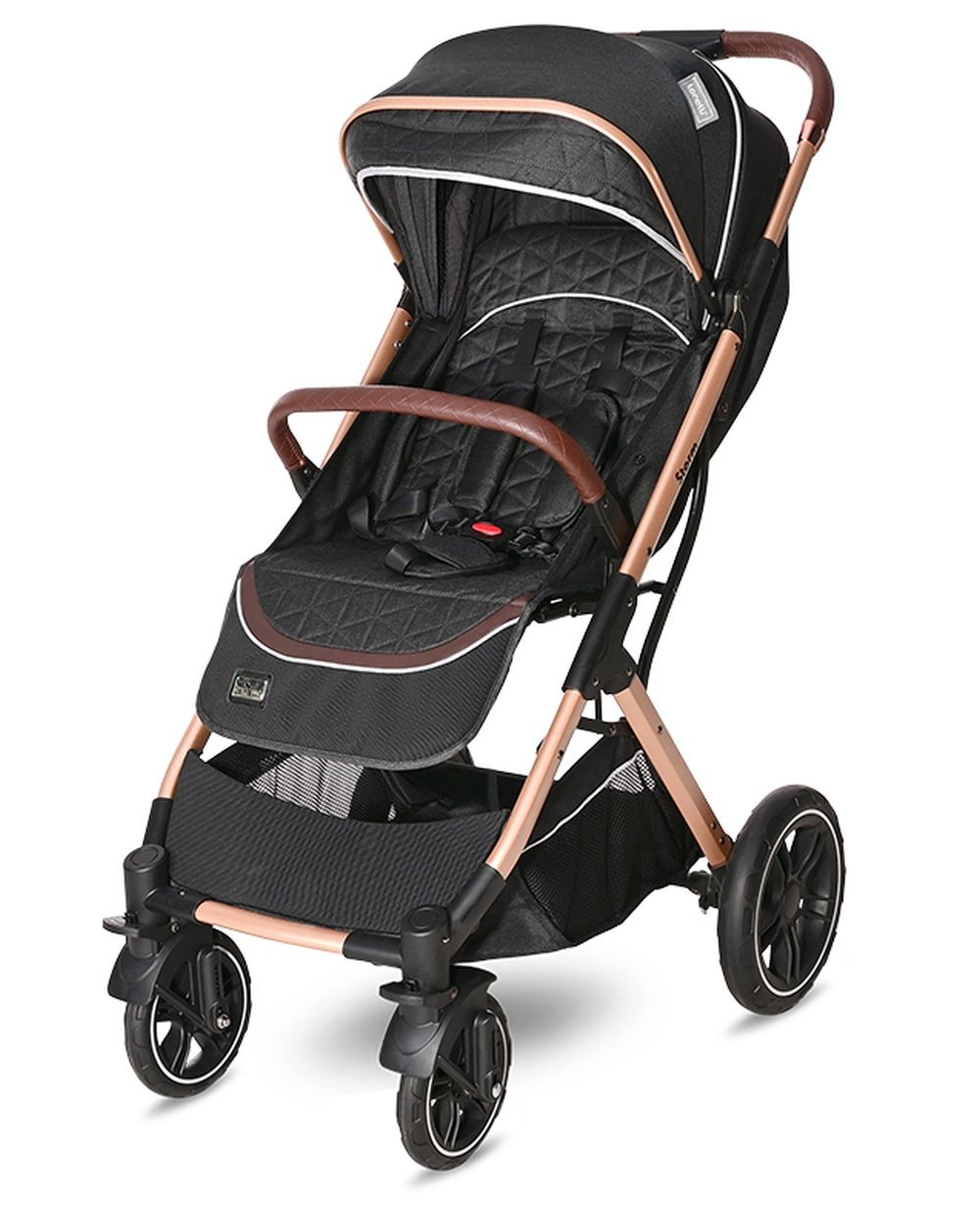 Schwarzer Kinderwagen mit kupferfarbenem Rahmen und braunen Griffen.