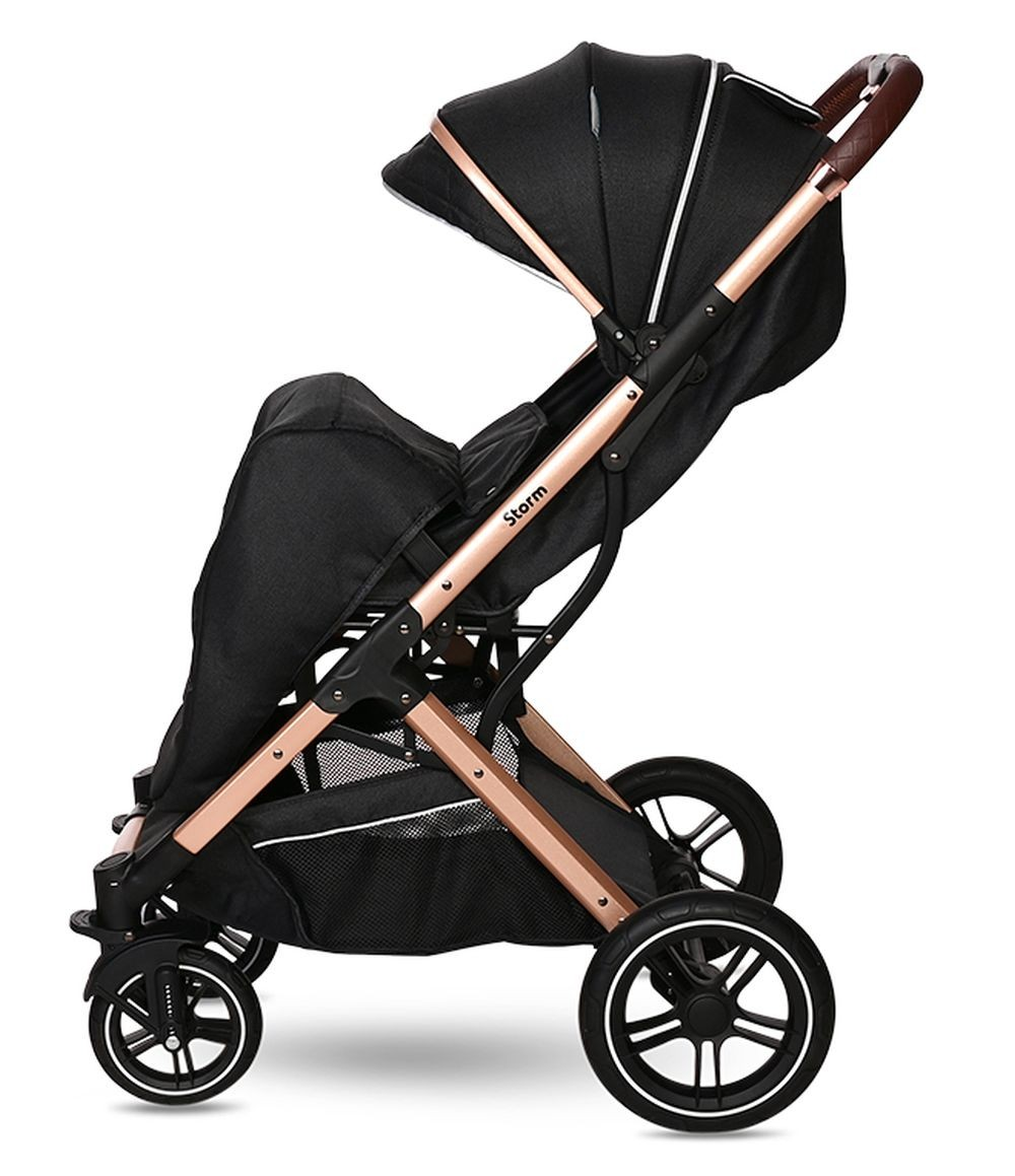 Schwarzer Kinderwagen mit kupferfarbenem Rahmen und braunem Griff.