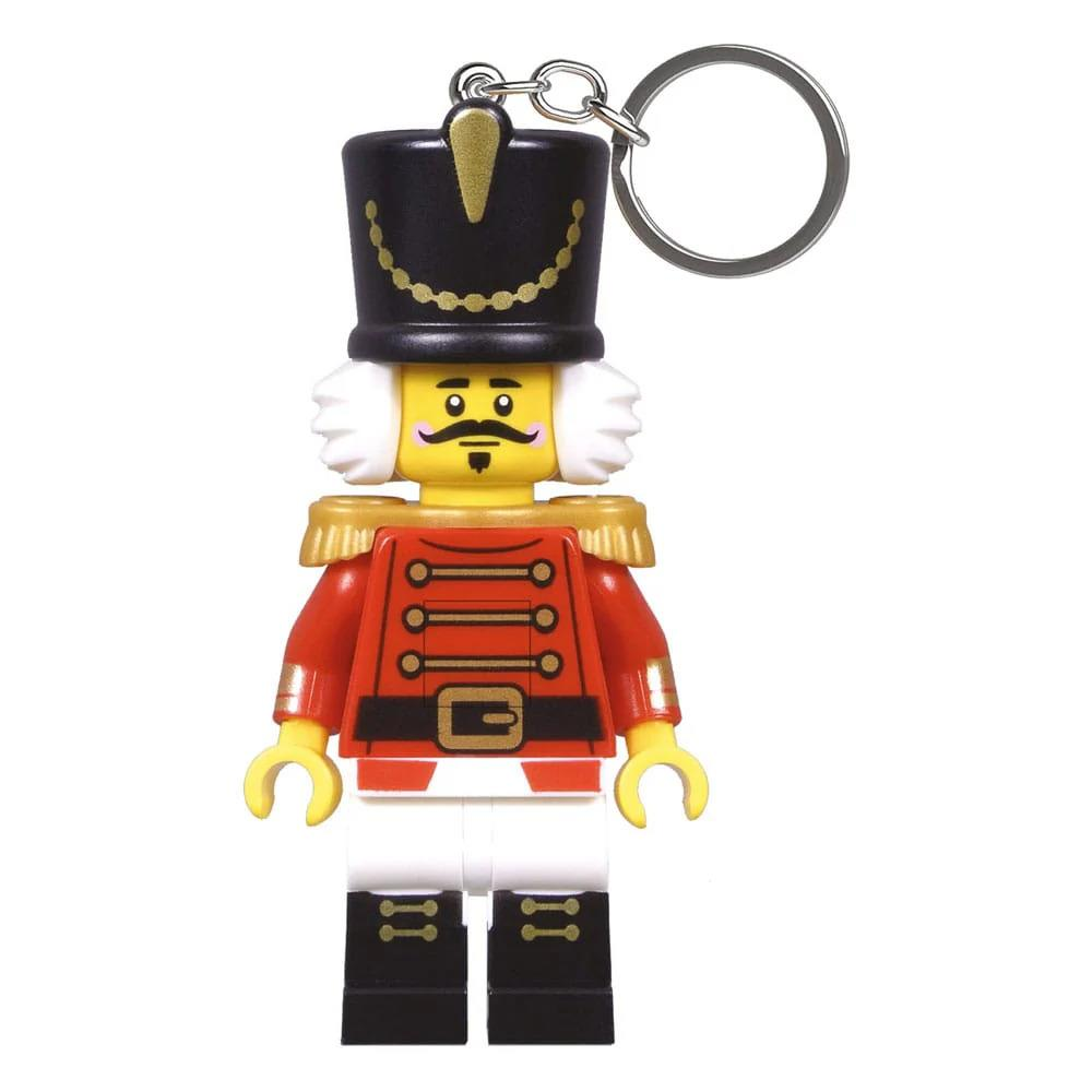 Kırmızı üniformalı ve siyah şapkalı bir Lego anahtarlık, kuruyemiş kırıcı figürü.