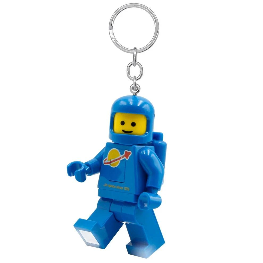 Sarı kasklı ve uzay logolu mavi Lego astronot anahtarlığı.