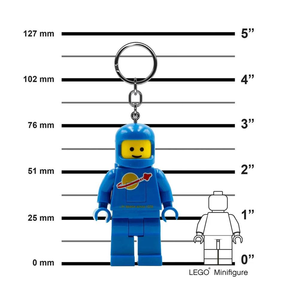 Mavi LEGO astronot anahtarlık boyut ölçeğinde, 7,6 cm boyunda.