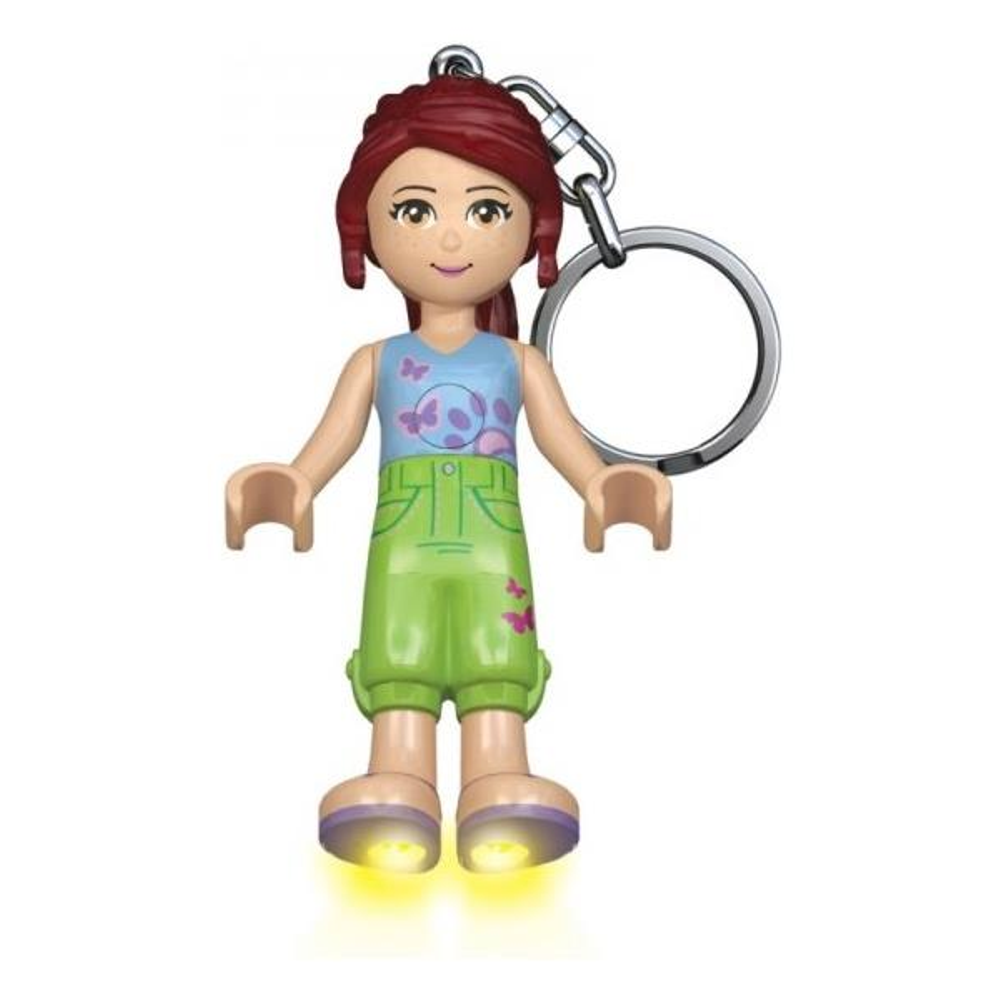 Kırmızı saçlı, mavi üstlü, yeşil şortlu Lego figürü, parlayan ayaklı.