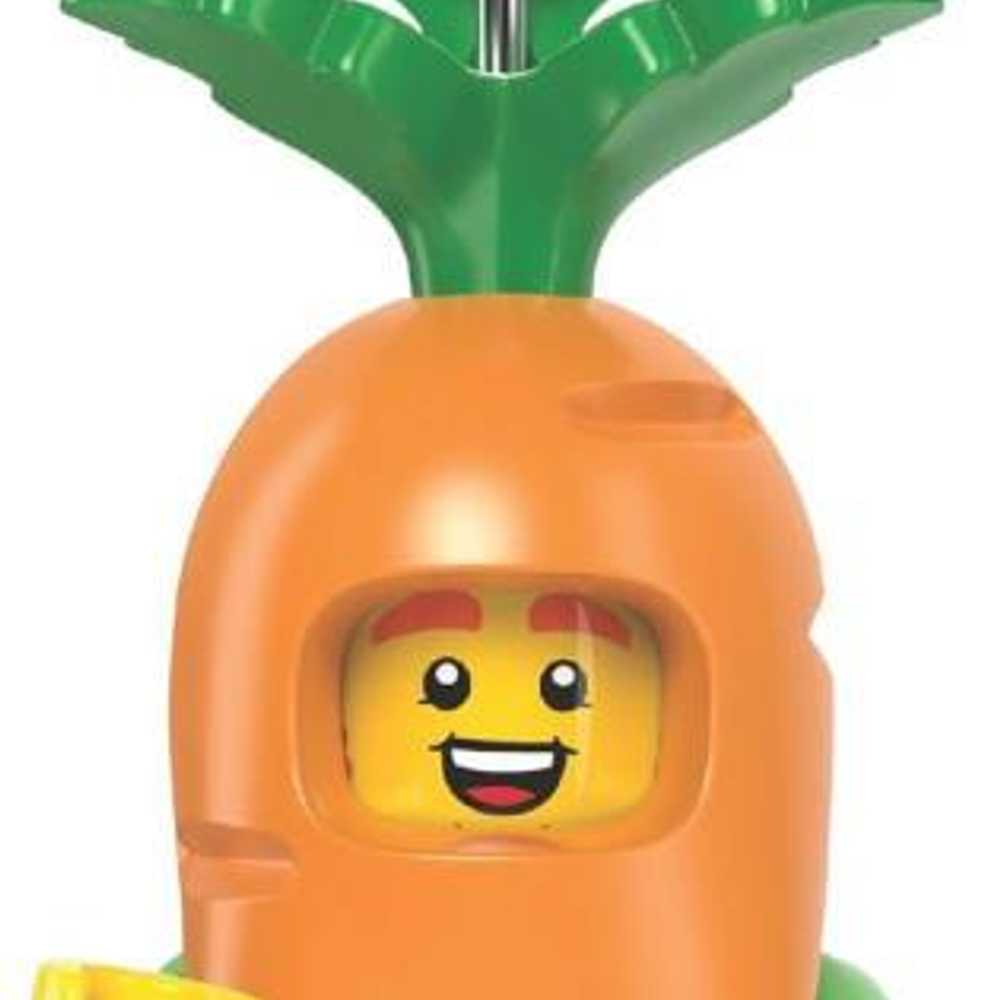 Turuncu havuç kostümü içinde sarı yüzlü ve gülümseyen ağızlı bir Lego karakteri.