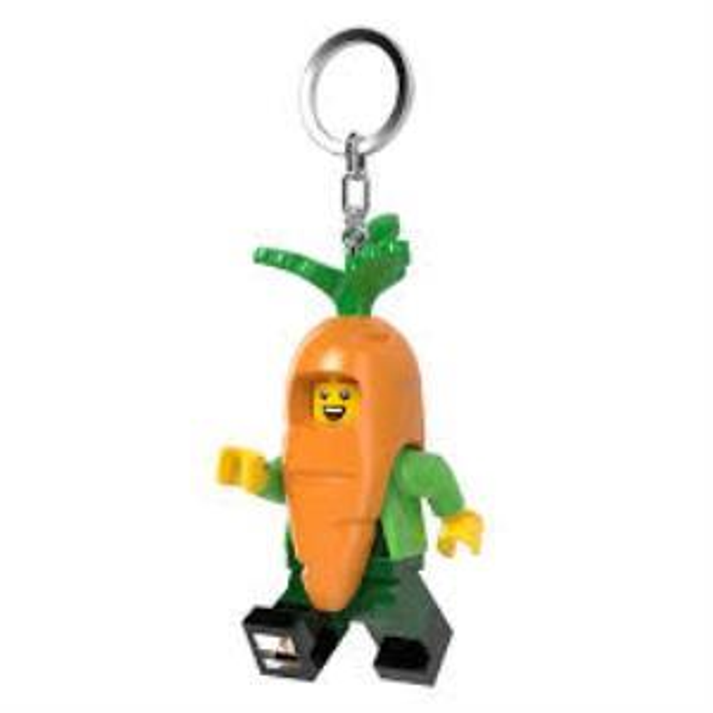 Yeşil gömlekli havuç figürü içeren bir Lego anahtarlığı.