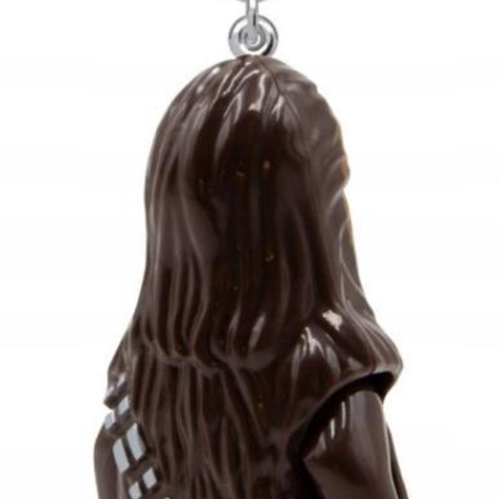 Figura marrón oscura con pelo largo y ondulado y detalles plateados.