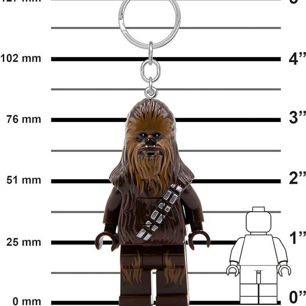 Figura llavero de Chewbacca con marcas de escala. Una figura Lego en blanco está a la derecha.