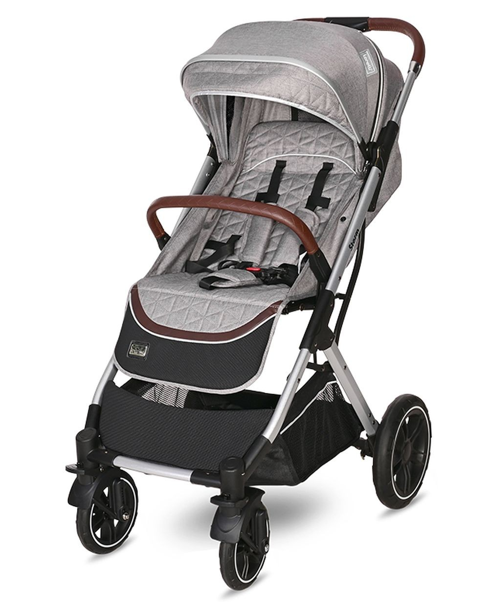 Ein grauer Kinderwagen mit braunen Akzenten und Sicherheitsgurten.