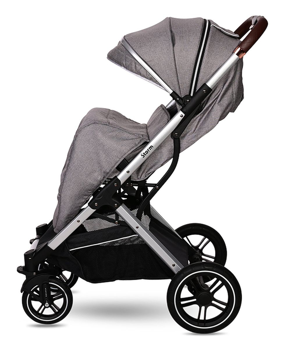 Grauer Kinderwagen mit silbernem Rahmen und braunem Griff. Verdeck ist ausgefahren.