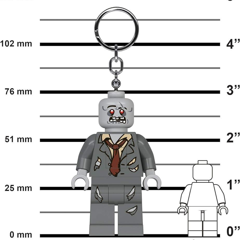 Ölçek işaretli Lego zombi anahtarlığı. Zombi yırtık pırtık bir takım giyiyor.
