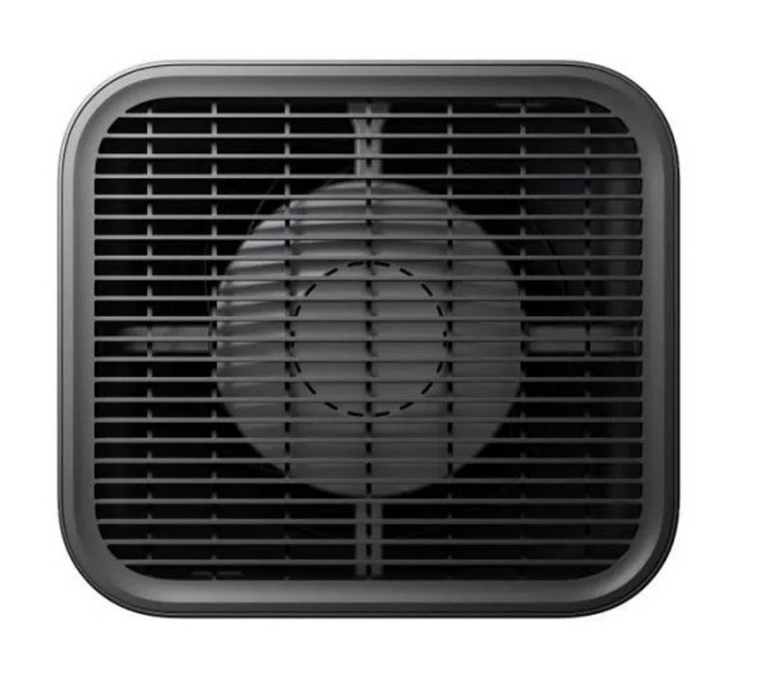 Un ventilatore nero con alette davanti a uno sfondo bianco.