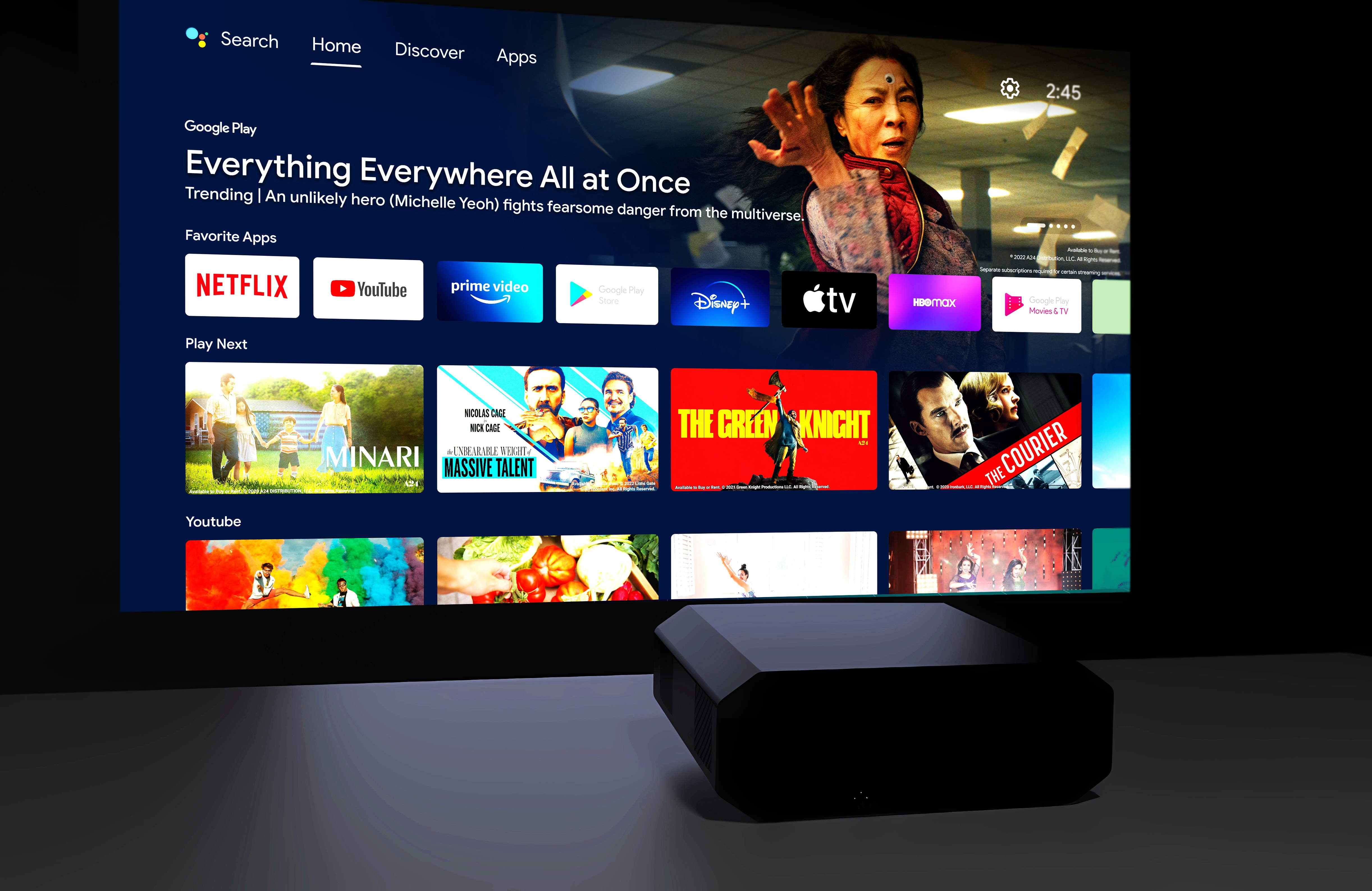 Ein Fernseher zeigt die Startseite einer Streaming-App mit Filmtiteln und App-Logos.