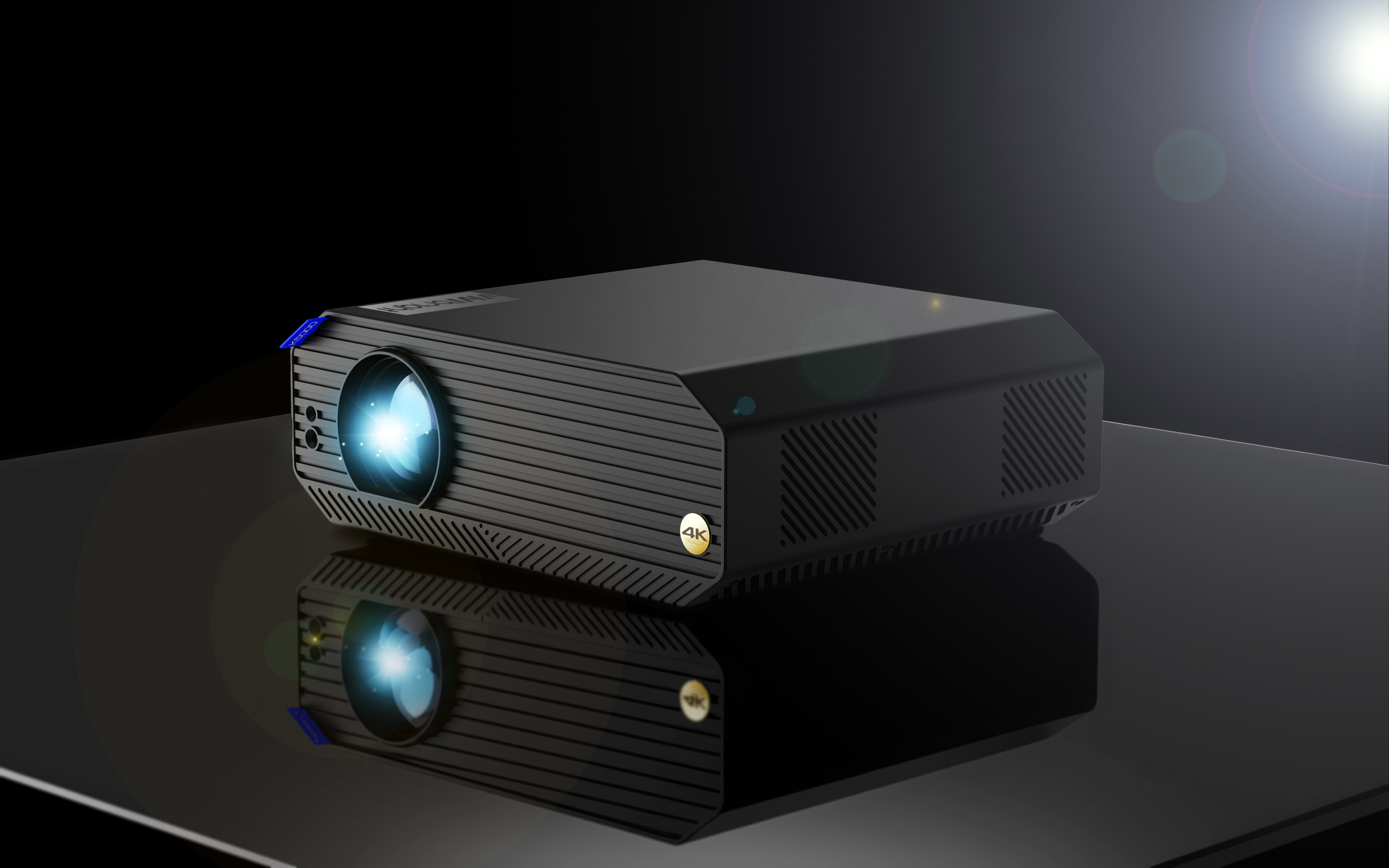 Schwarzer Projektor mit blauem Lichtstrahl, steht auf einer glänzenden Oberfläche.