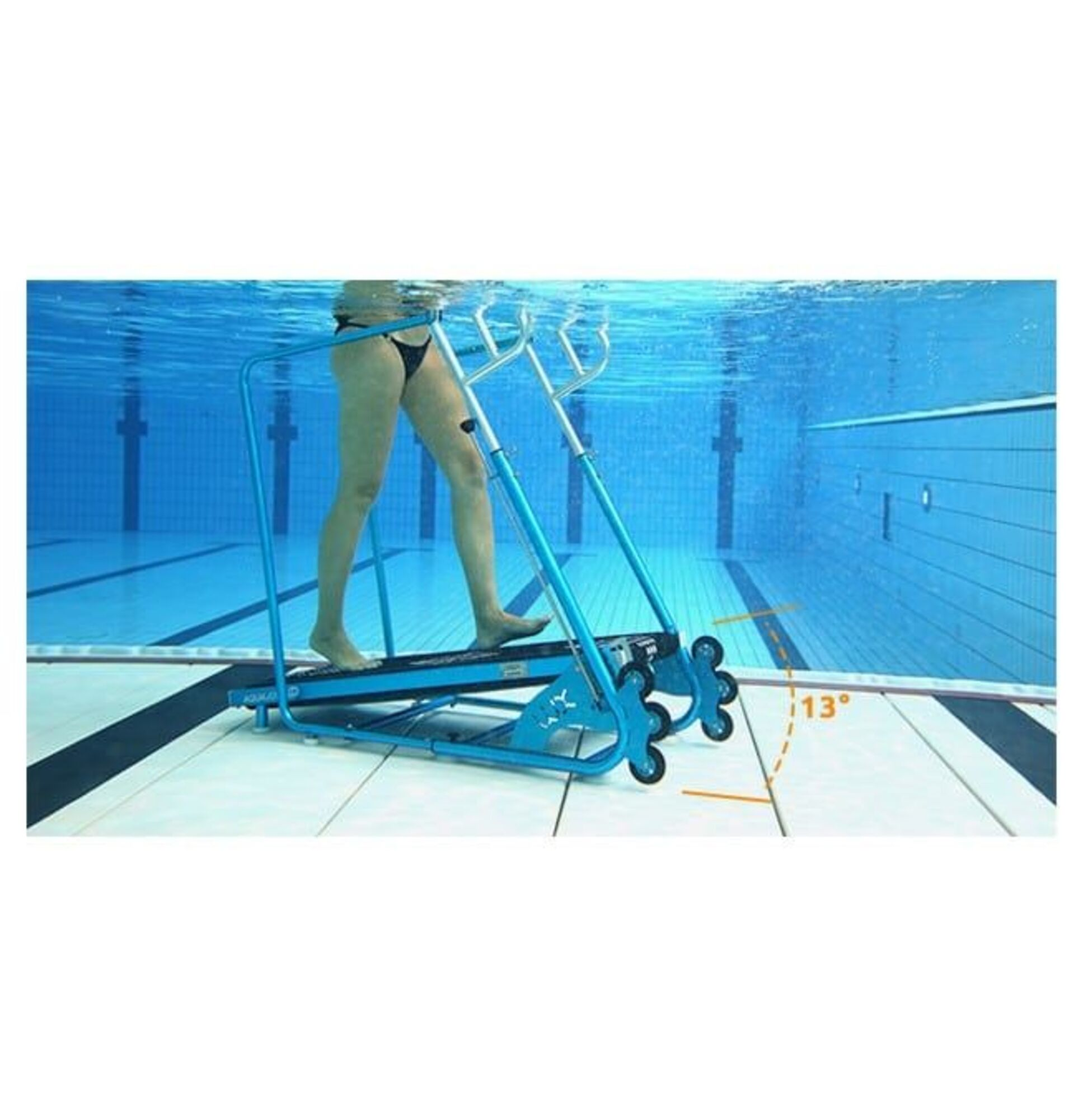 Donna su tapis roulant subacqueo in piscina blu, inclinazione 13° mostrata.