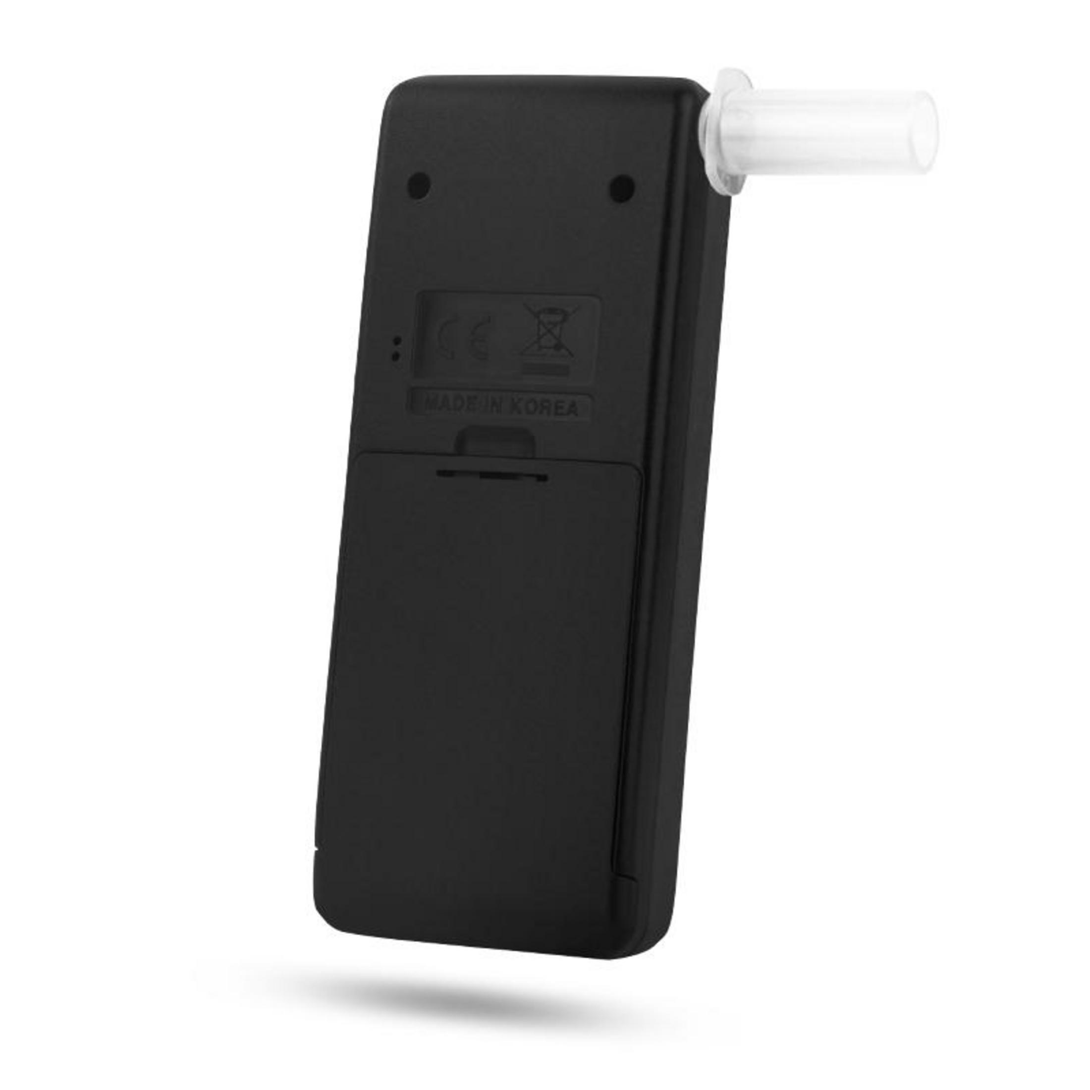 Ein schwarzer Alkoholtester mit einem durchsichtigen Mundstück, auf weißem Hintergrund.