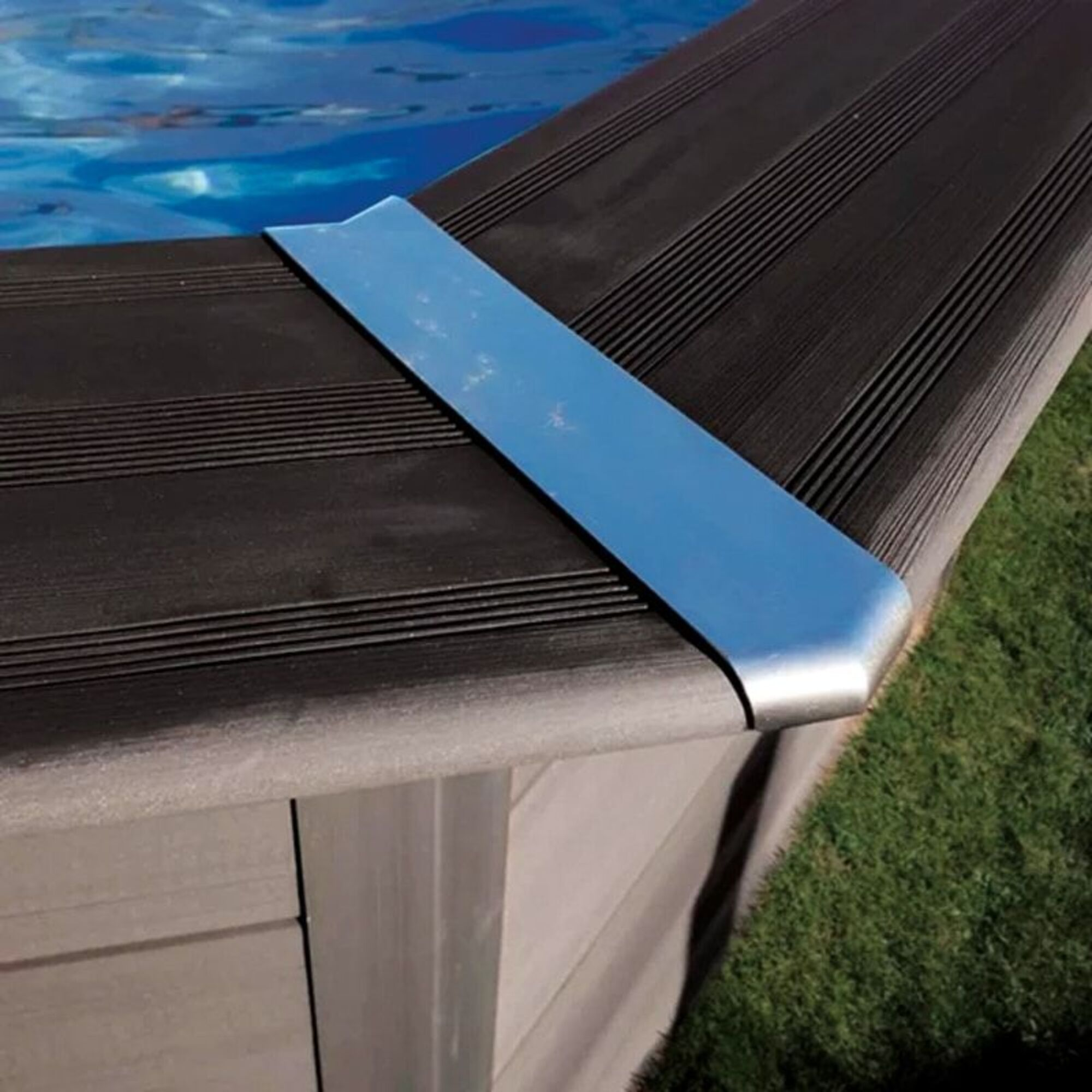 Borde superior de una piscina con cubierta oscura y detalle azul.