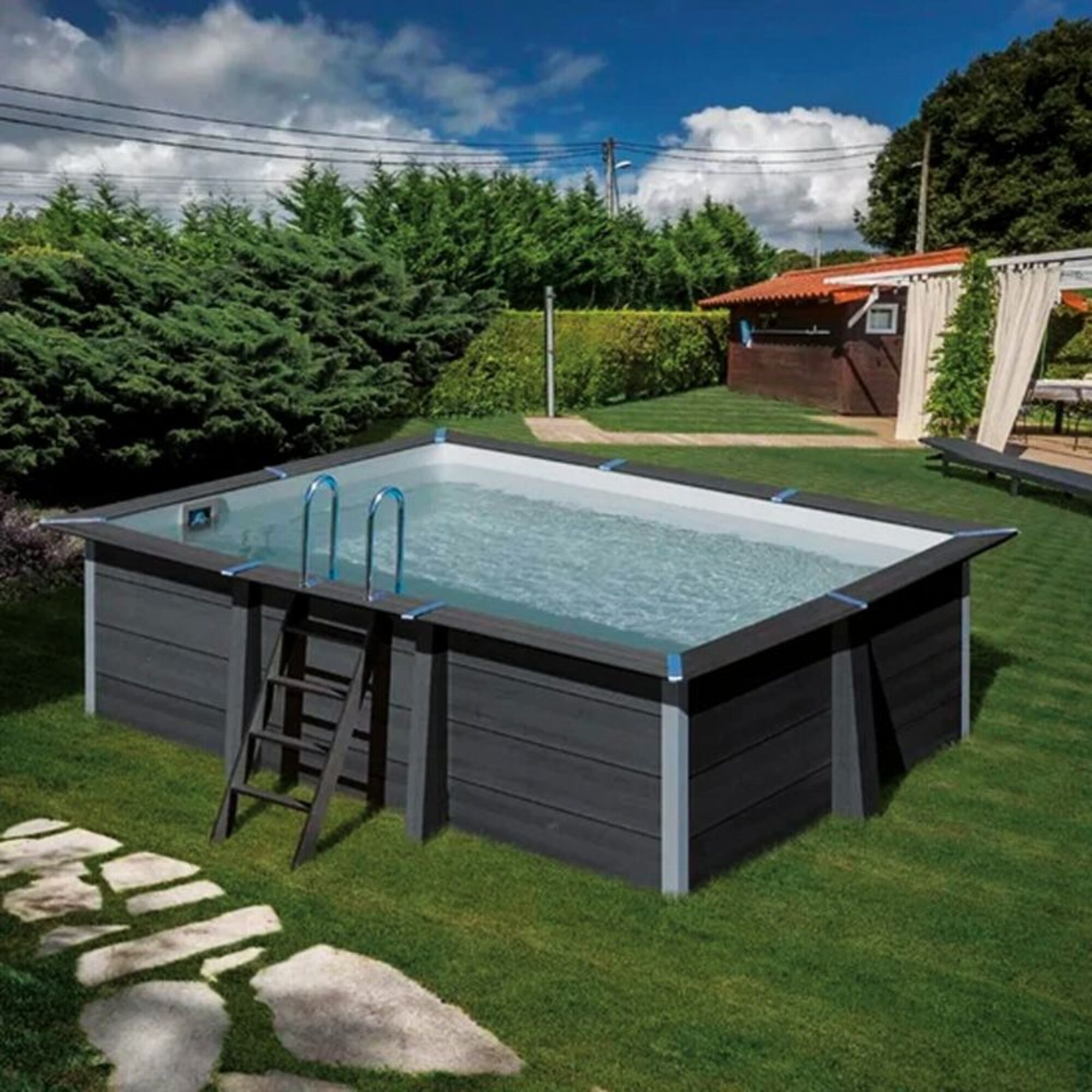 Una piscina elevada rectangular con revestimiento de madera oscura se encuentra en un césped verde.