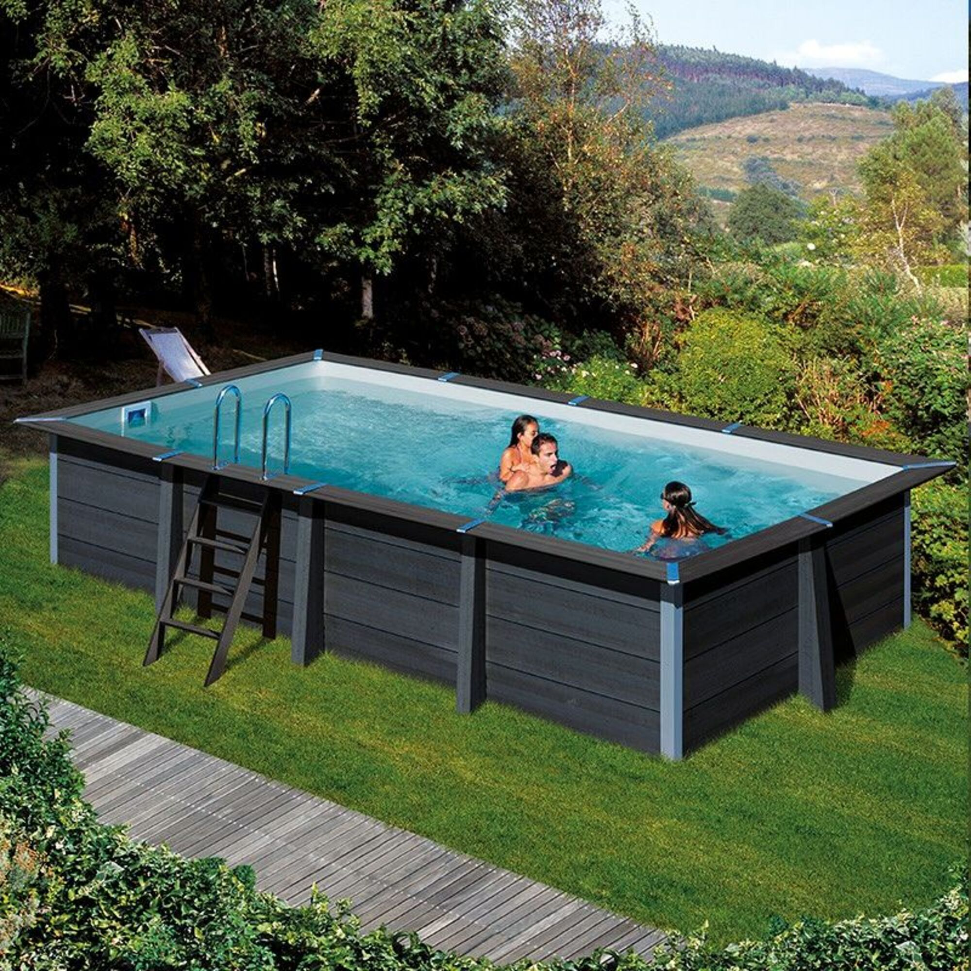 Personas nadan en una piscina rectangular en el patio trasero. Terraza de madera y colinas verdes al fondo.
