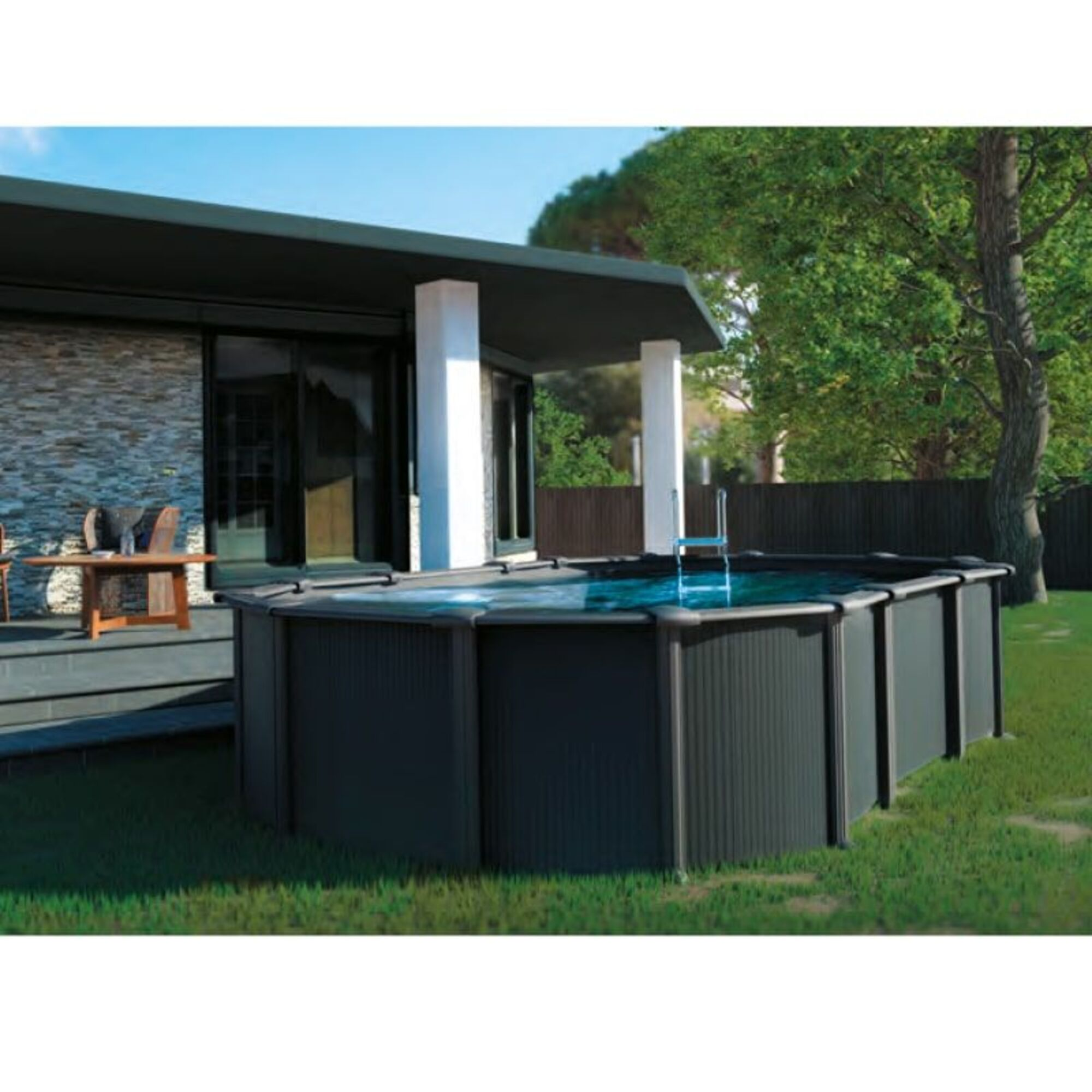 Una piscina rectangular con escalera se encuentra en el patio junto a una casa.