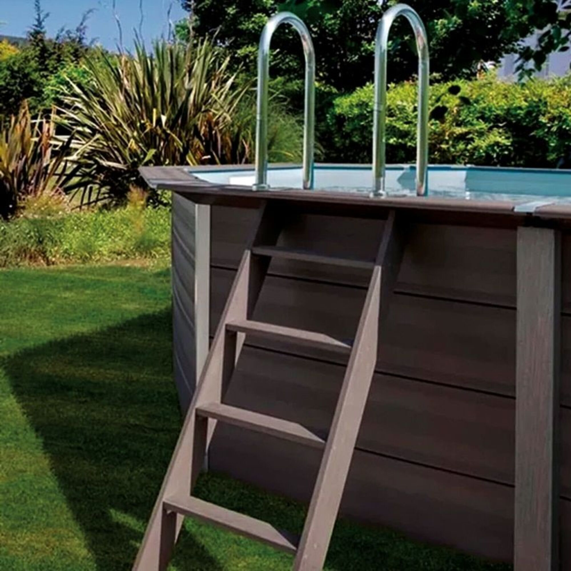 Una piscina con revestimiento de madera y una escalera en el jardín.