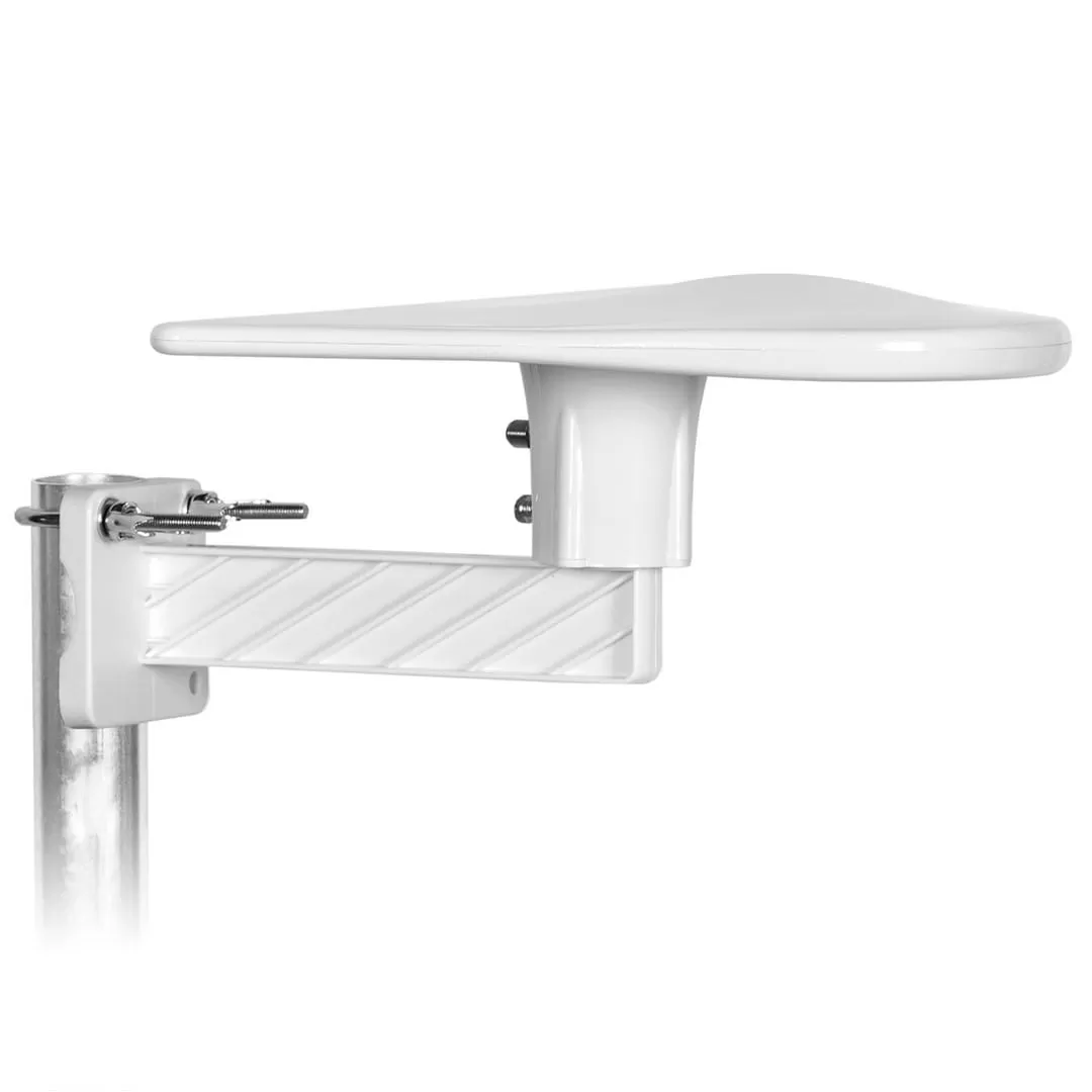 Biała antena jest zamontowana na metalowym słupku.