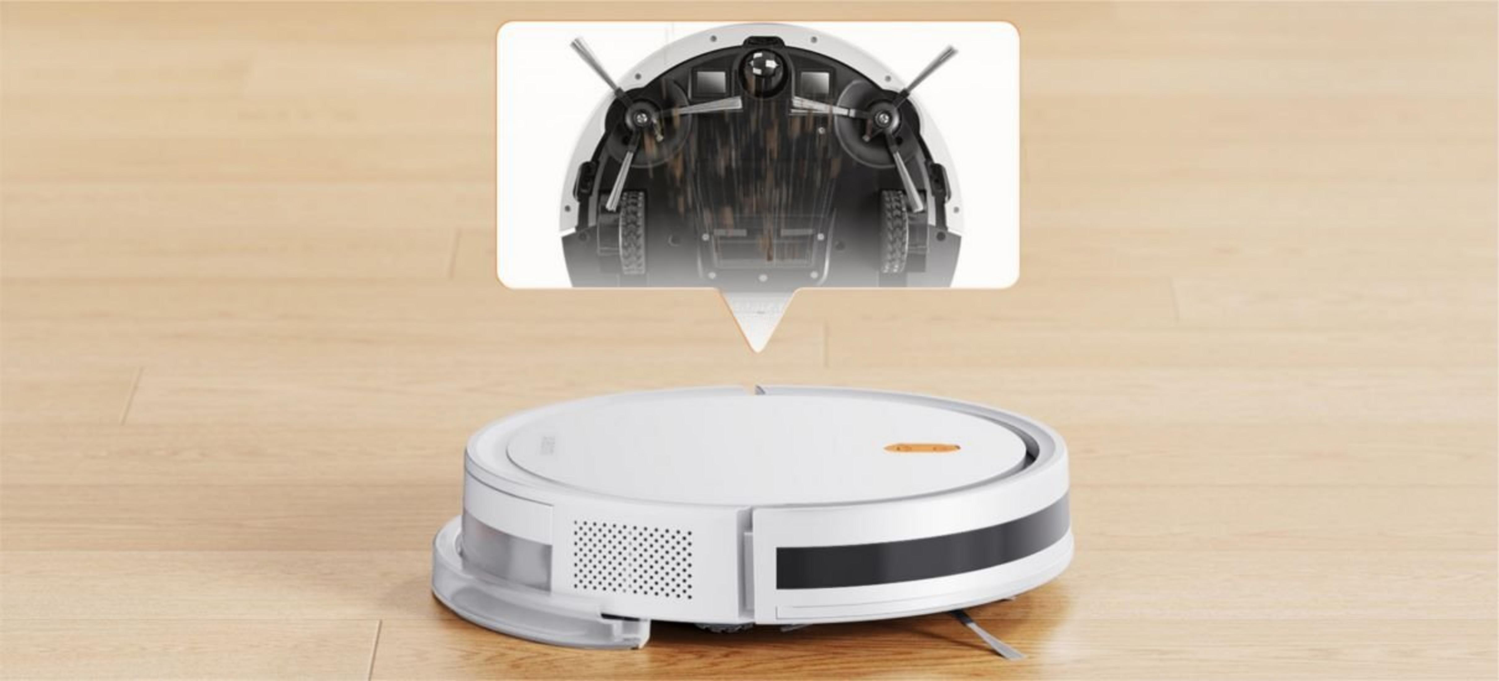 Un robot aspirapolvere bianco su pavimento in legno, con vista dettagliata della sua parte inferiore.