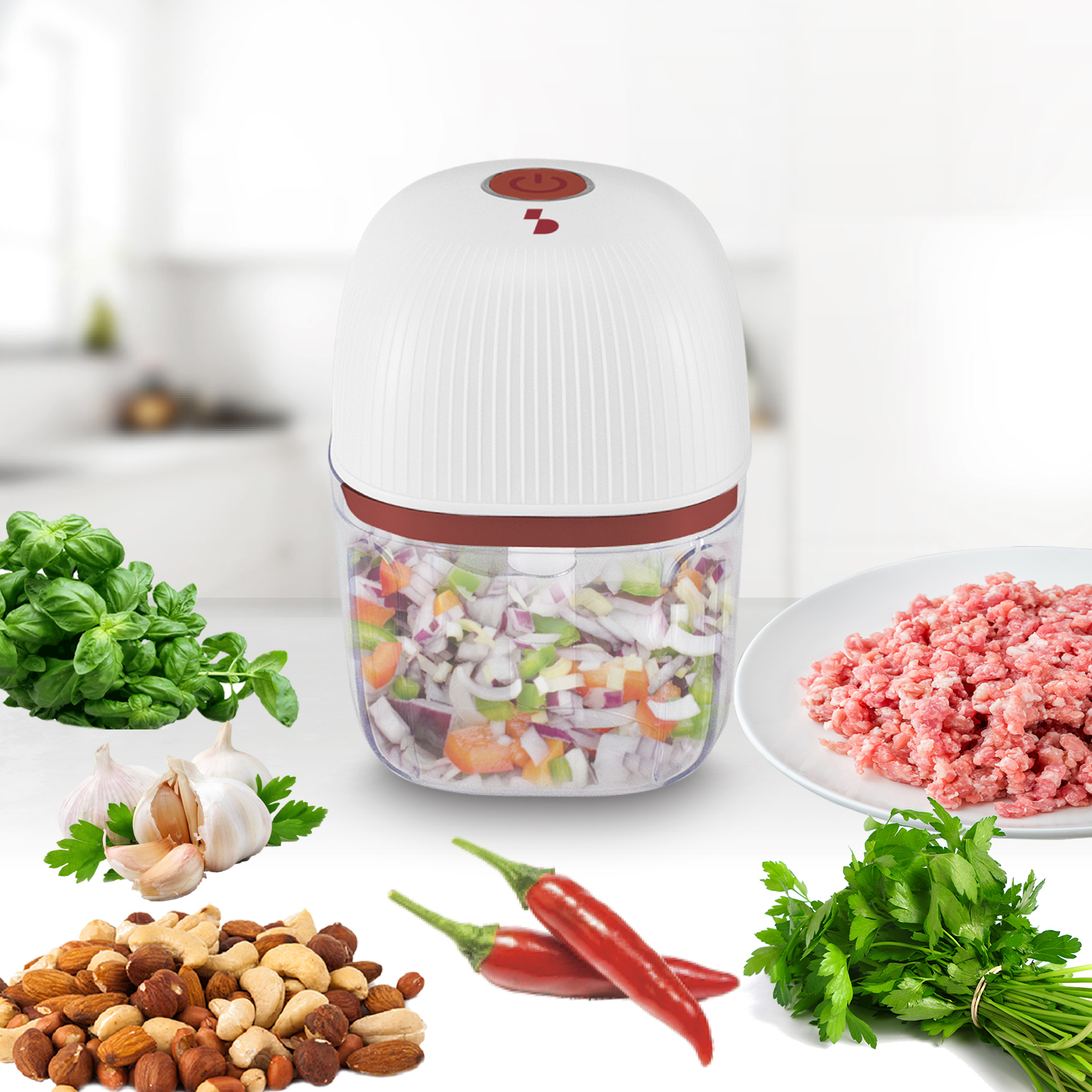 Un tritatutto da cucina con verdure tritate, carne macinata, noci, erbe e peperoncini.