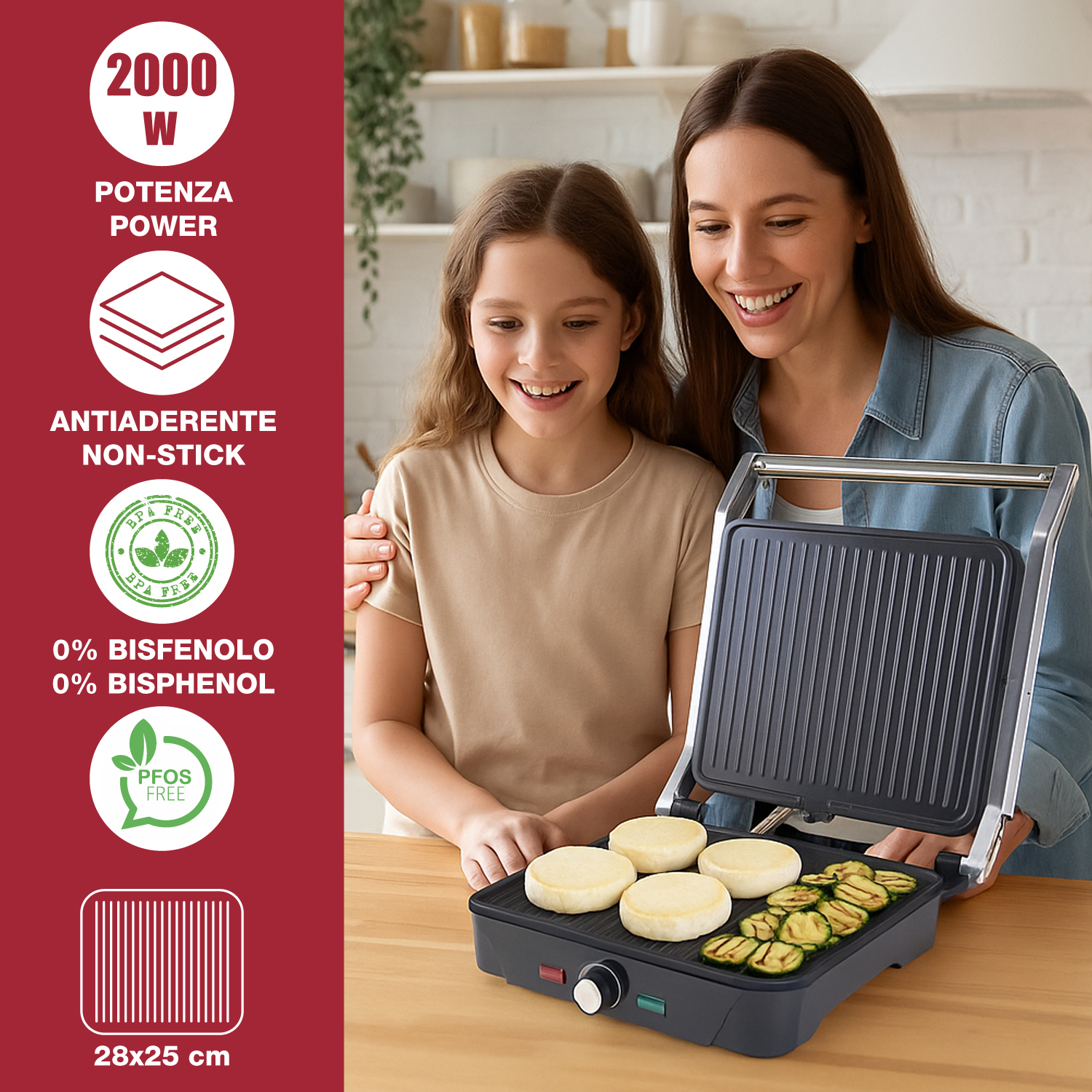Madre e figlia sorridono su un grill di contatto aperto con pane e zucchine.