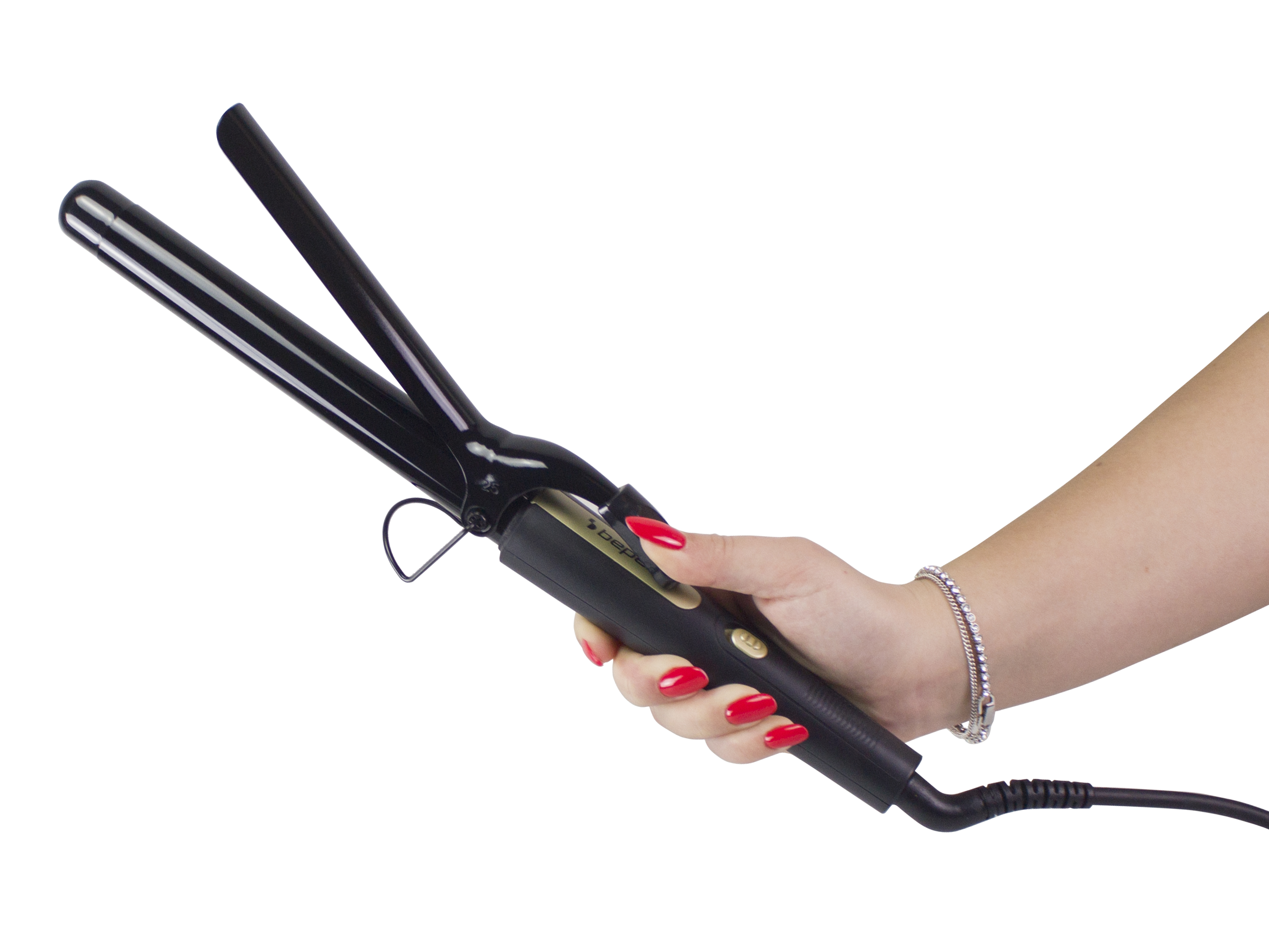 Una mano con unghie rosse tiene un ferro arricciacapelli nero con un braccialetto d'argento.
