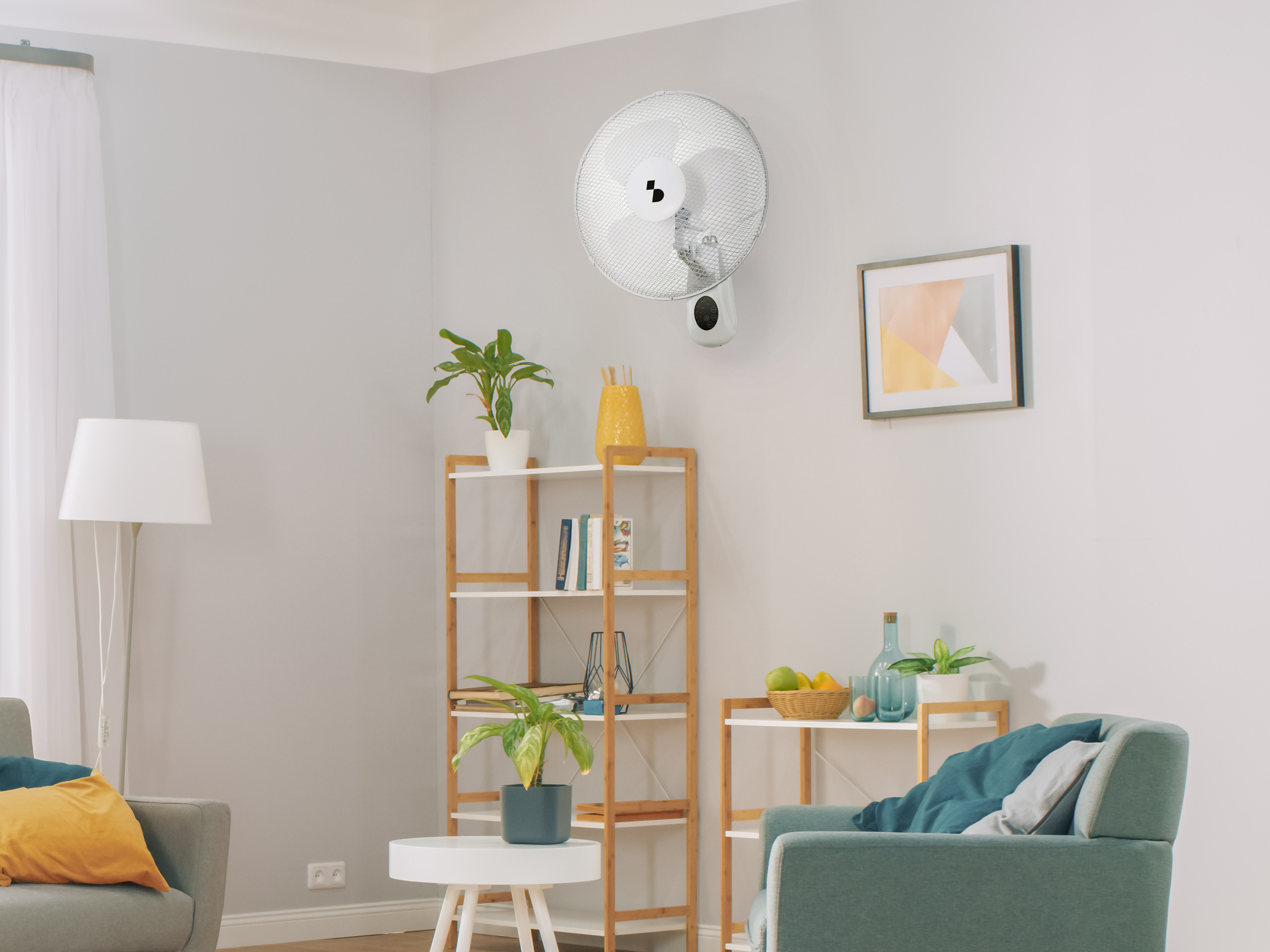 Un soggiorno con ventilatore a parete, mensole, piante e mobili.