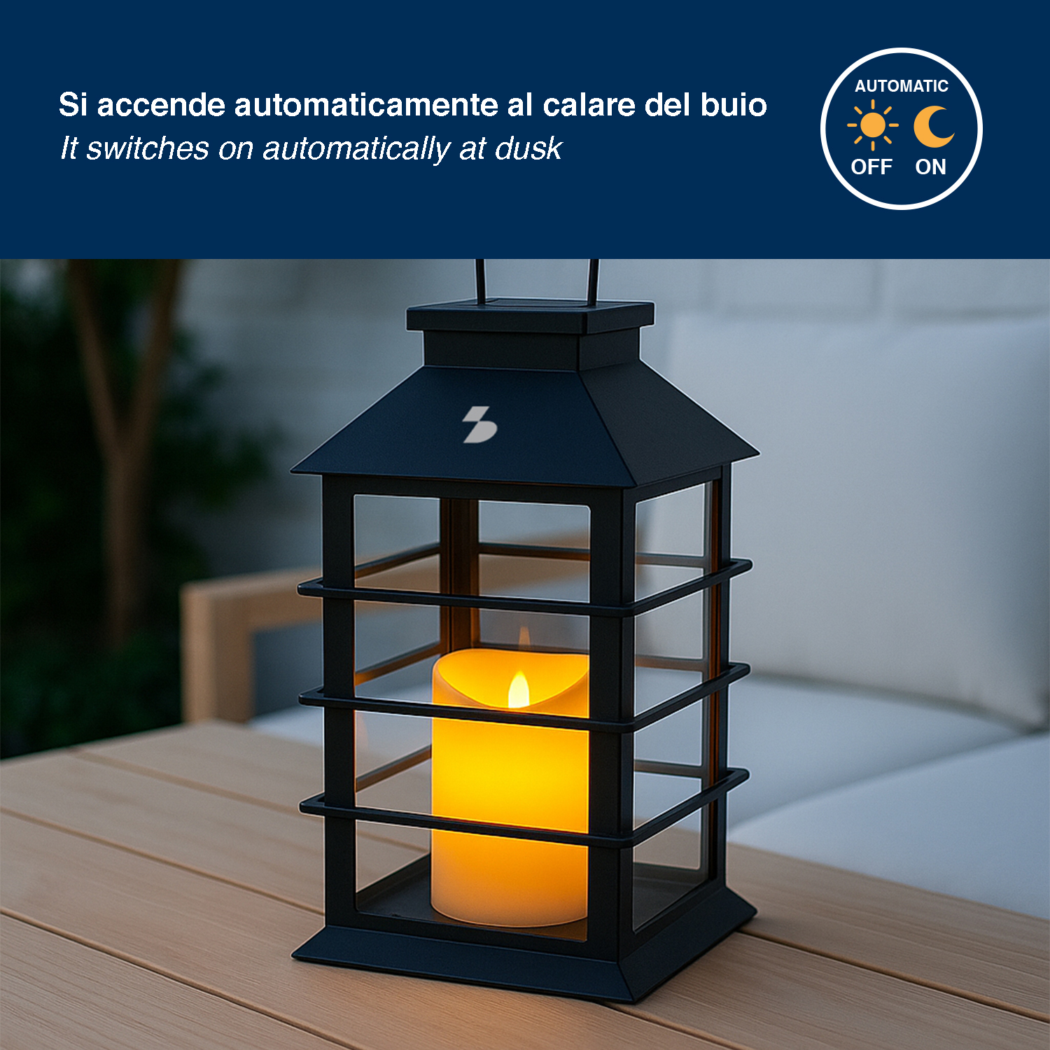 Una lanterna nera con candela LED gialla è su un tavolo di legno.