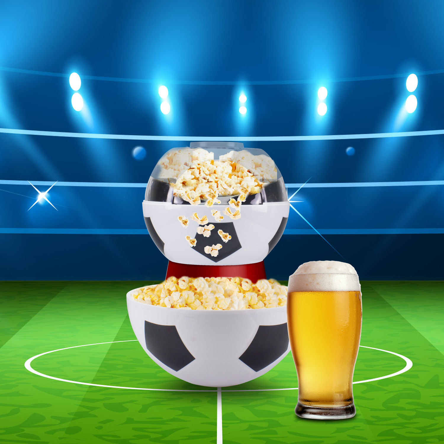 Macchina per popcorn a forma di pallone da calcio, piena di popcorn, su un campo da calcio con una birra.
