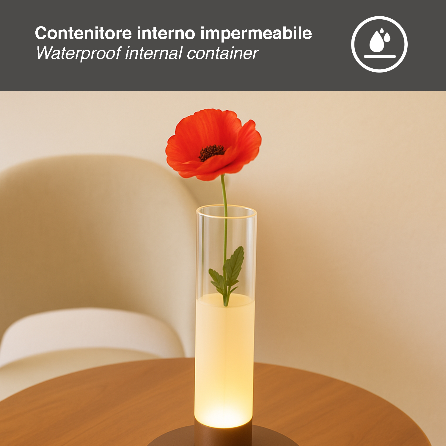 Un papavero rosso in un vaso di vetro illuminato su un tavolo di legno.
