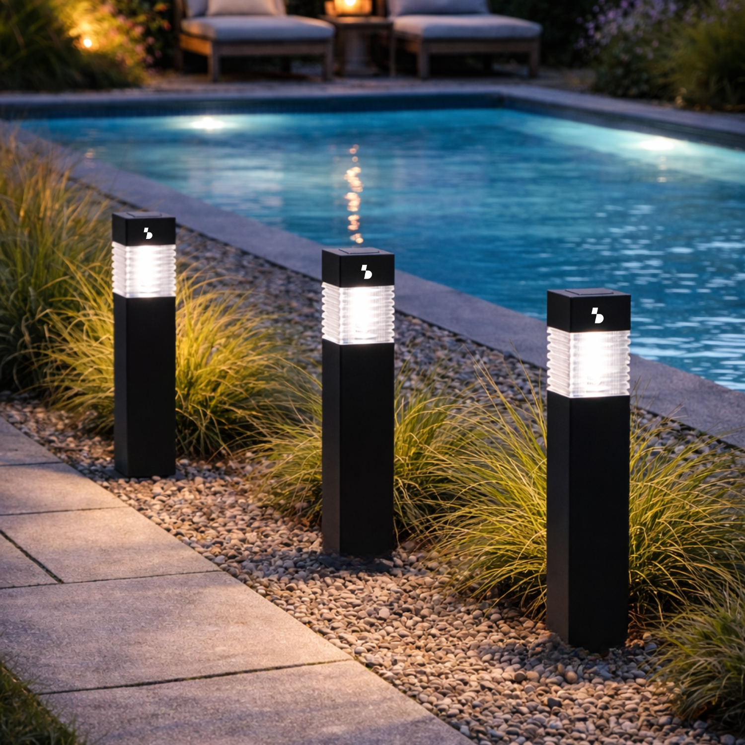 Tre moderne luci esterne nere illuminano un sentiero accanto a una piscina.