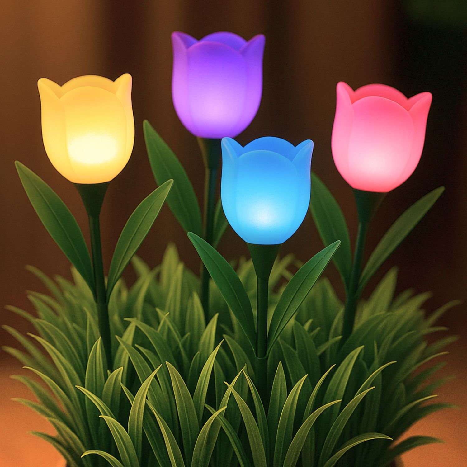 Quattro luci a tulipano luminose in giallo, viola, blu e rosa su un cespuglio d'erba verde.