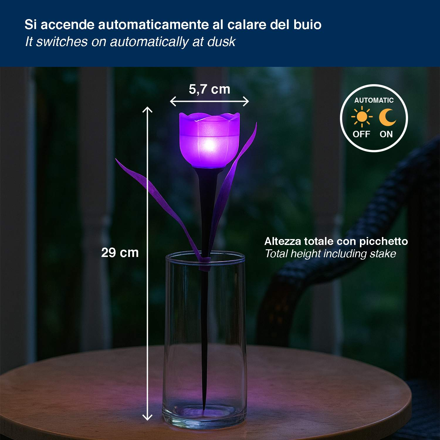 Una lampada solare a tulipano viola in un bicchiere, alta 29 cm.