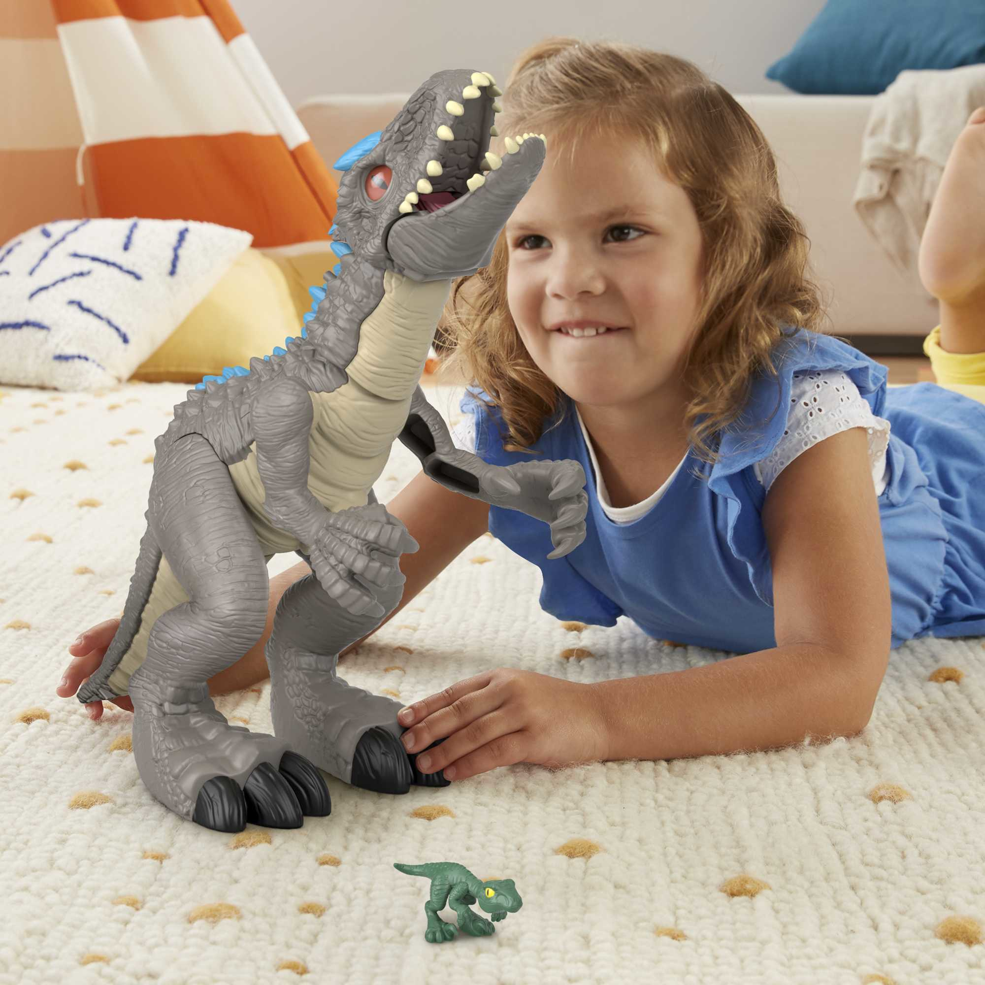 Ein Mädchen spielt mit einer großen grauen Dinosaurierfigur und einer kleinen grünen Figur.