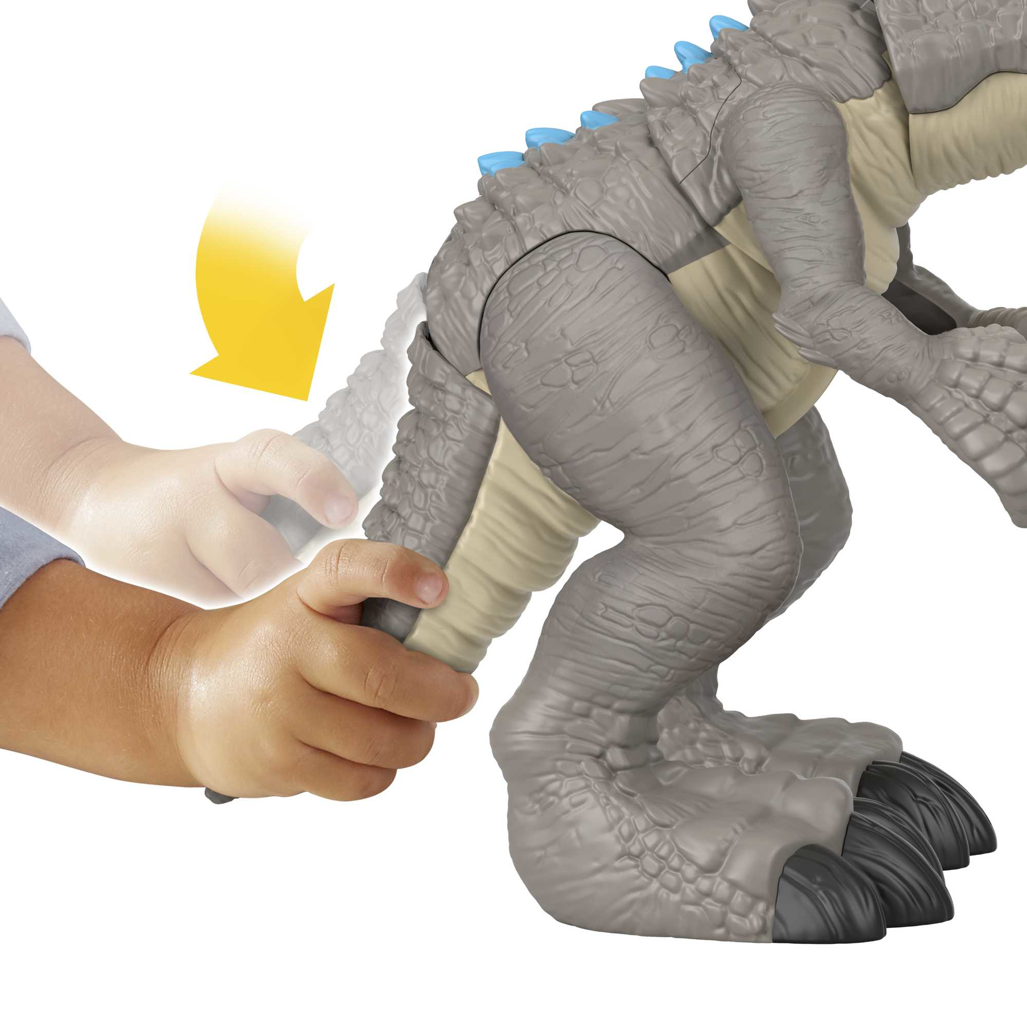 Ein Kind greift nach dem Schwanz einer grauen Dinosaurierfigur mit blauen Stacheln.