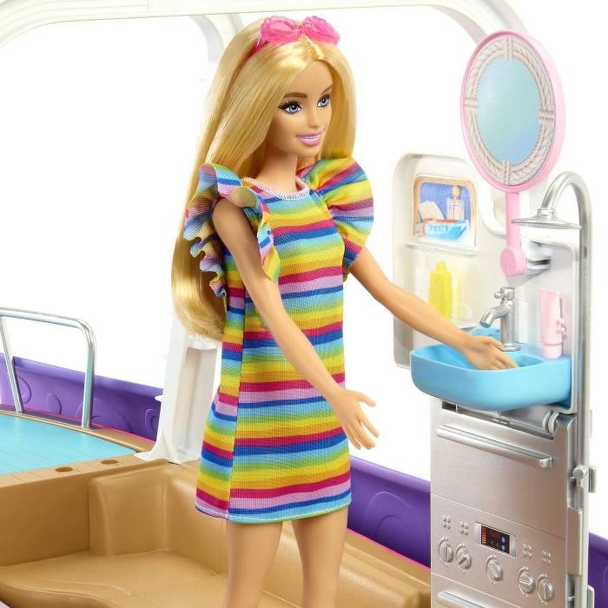 Barbie-Puppe in einem gestreiften Kleid wäscht sich die Hände an einem Boot-Waschbecken.