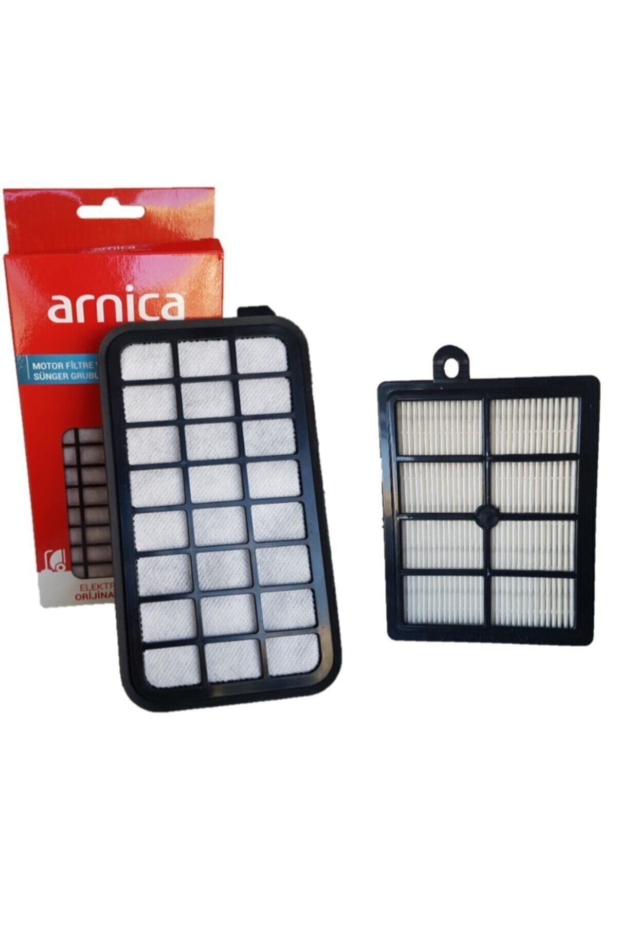 İki Arnica elektrikli süpürge filtresi, biri ambalajında, beyaz filtre malzemeli.