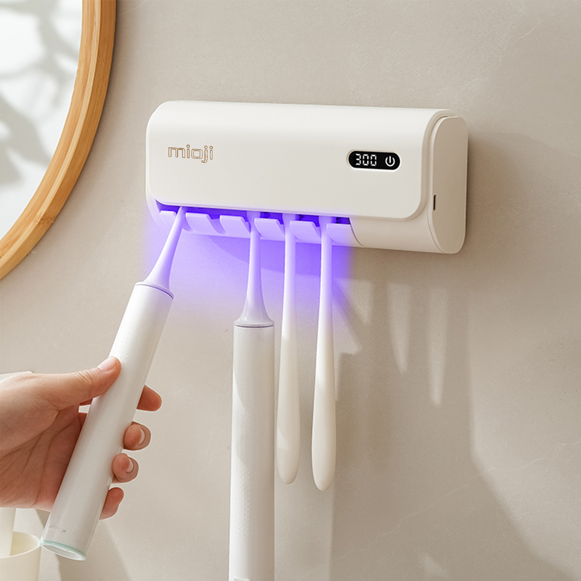 UV ışıklı ve dört fırçalı beyaz elektrikli diş fırçası tutucu.