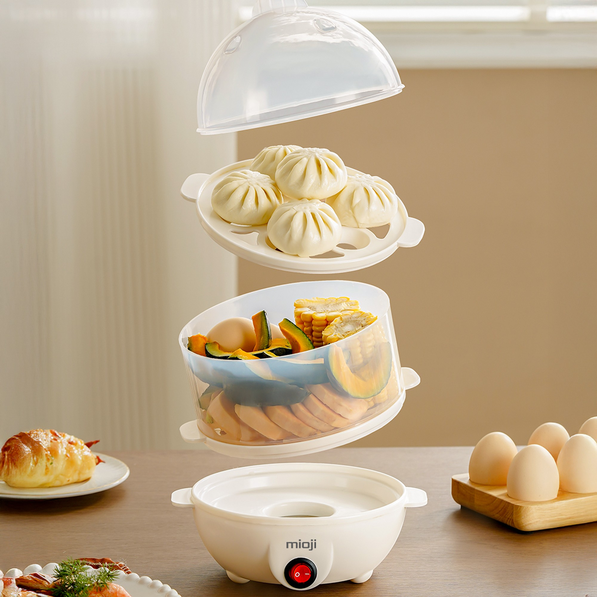 Pişirici üzerinde baozi, yumurta, balkabağı ve mısır bulunan buharlı pişirici.