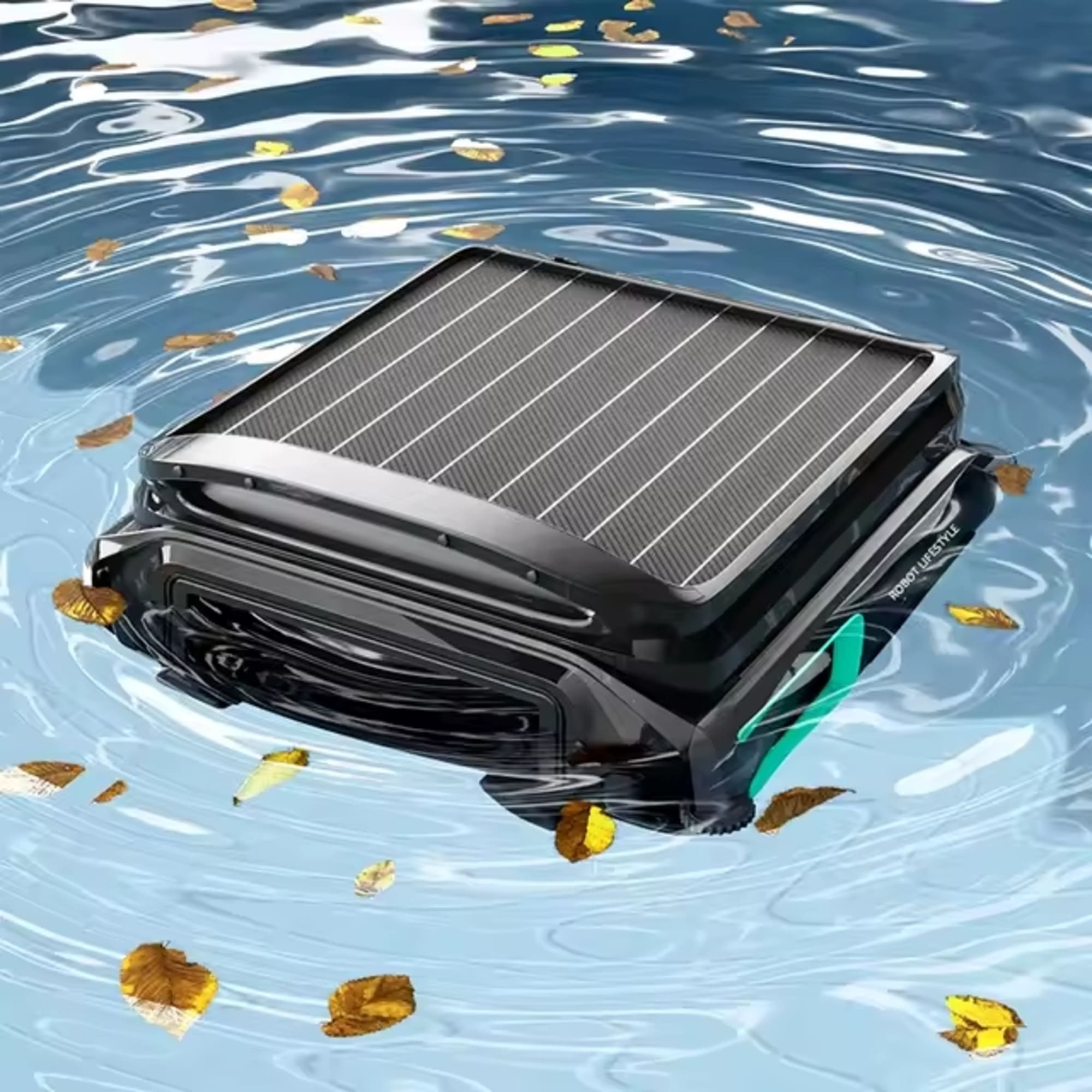 Un pulitore per piscina nero a energia solare galleggia sull'acqua blu con foglie.