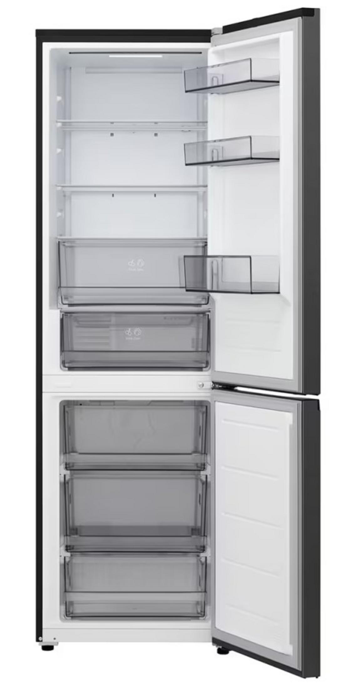Un frigorifero nero vuoto con porta aperta, interno bianco con ripiani in vetro e cassetti.