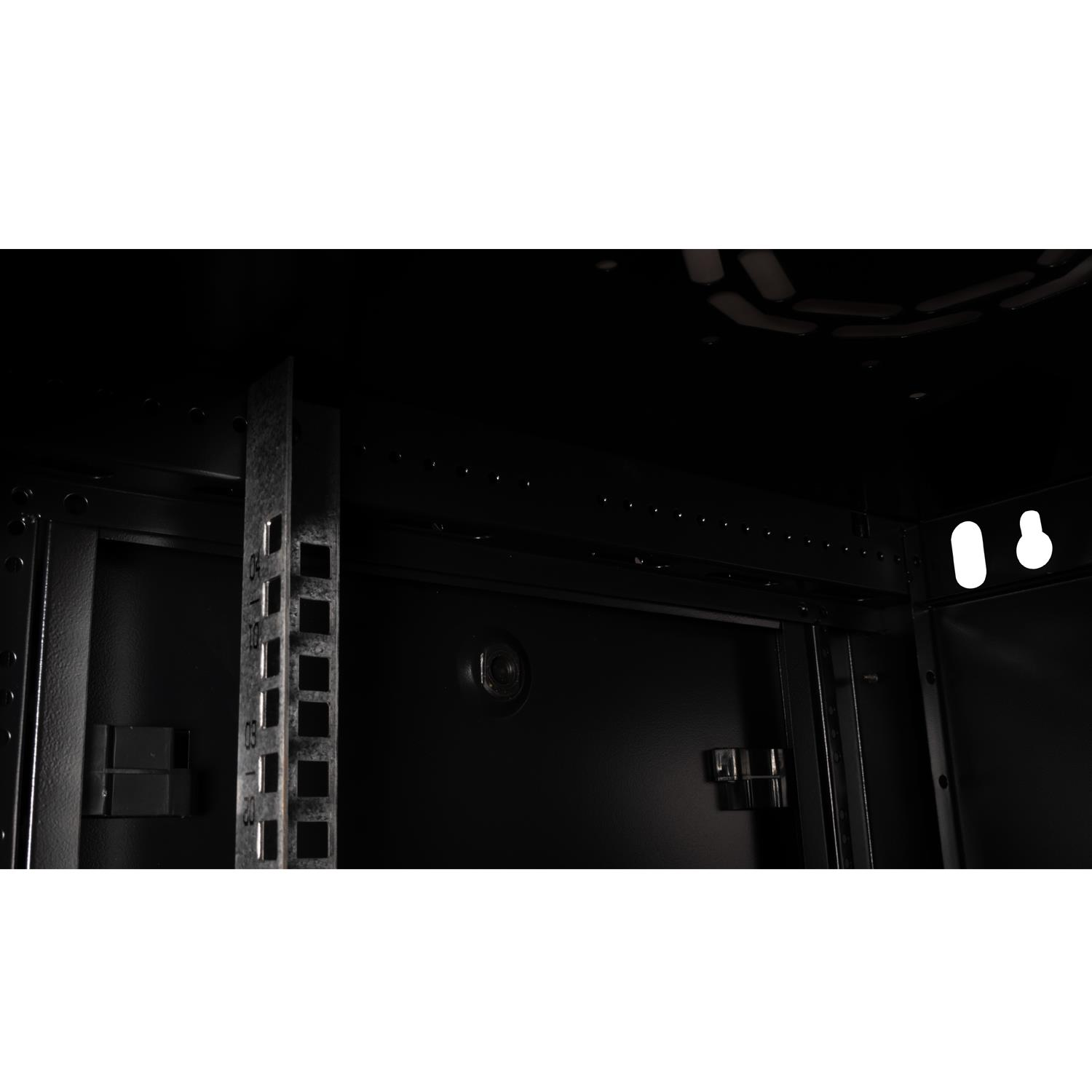 Rack rayları ve havalandırma ızgaralı siyah sunucu dolabının iç görünümü.